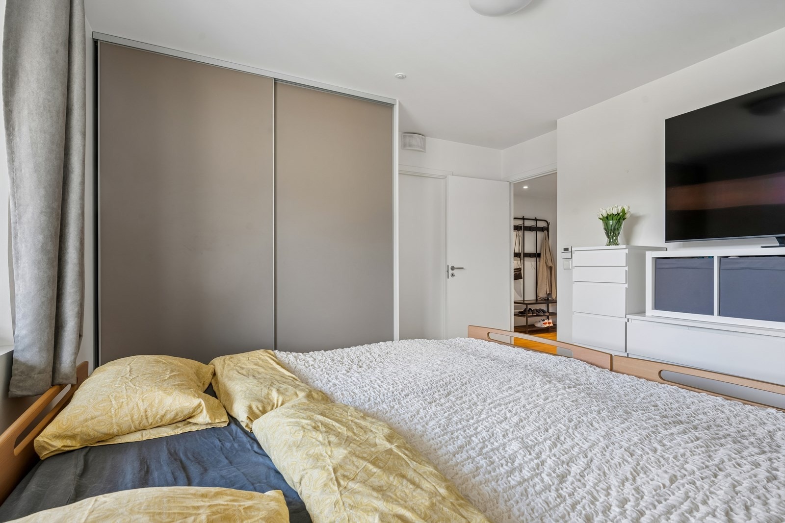 Fra hovedsoverommet er det direkte adkomst til en praktisk innvendig bod, som også kan benyttes som walk-in-garderobe. Galleribilde