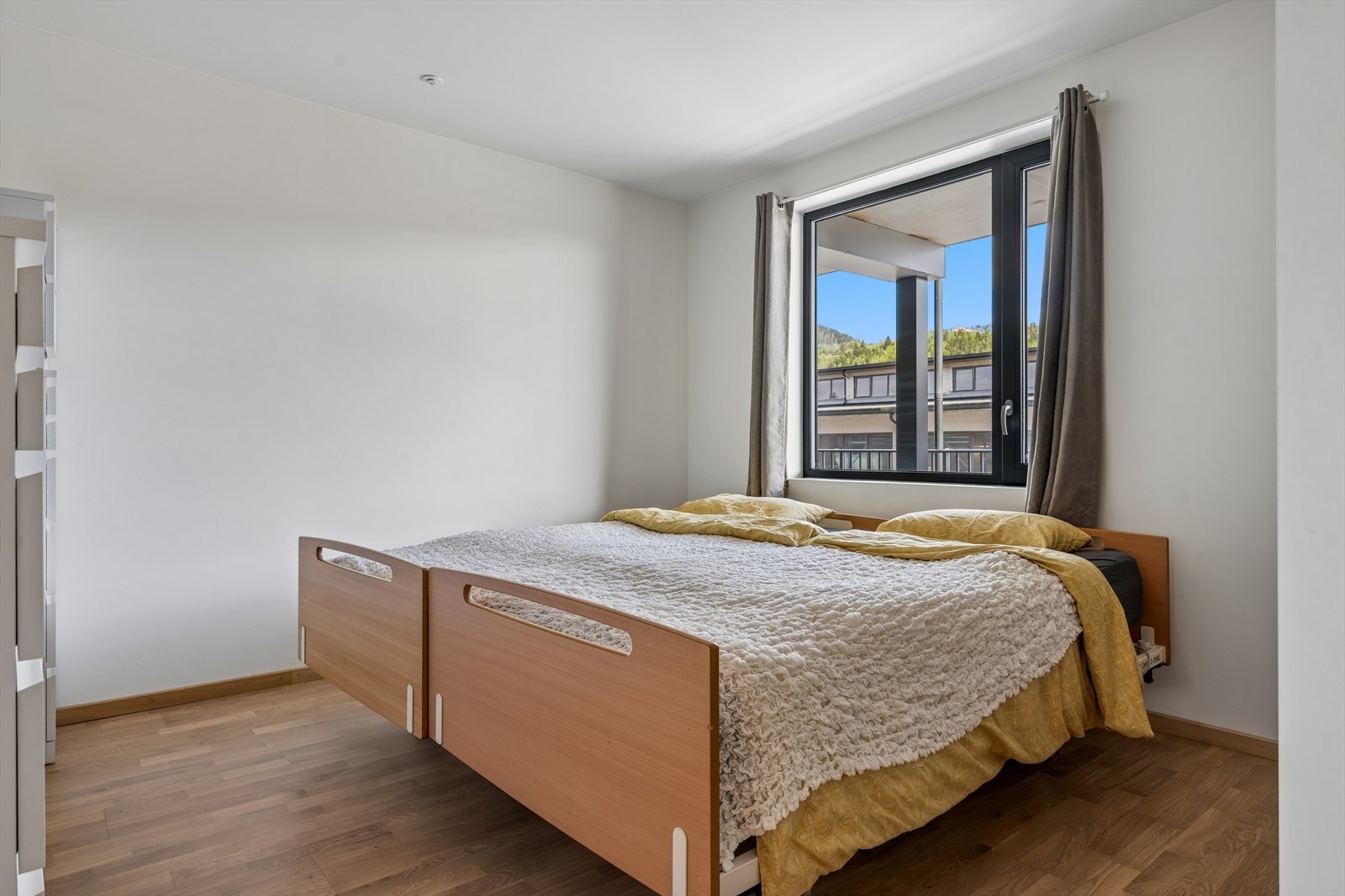 Hovedsoverommet har god plass til dobbeltseng og er utstyrt med en romslig skyvedørsgarderobe. Galleribilde