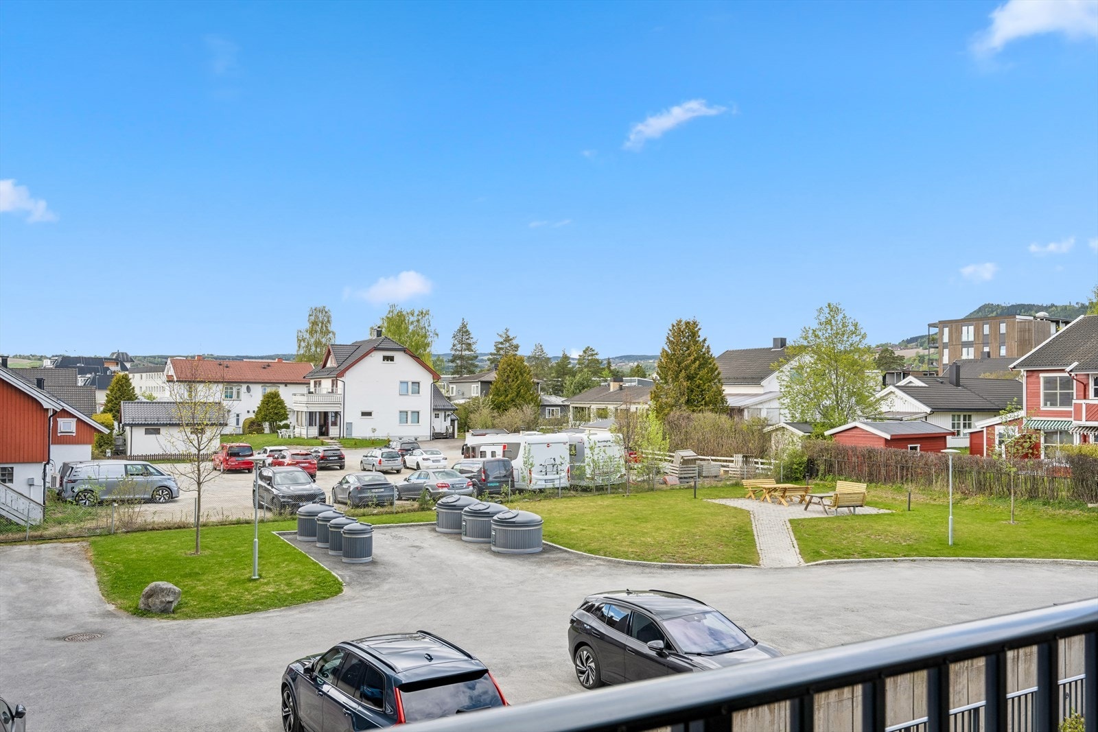 Fra leiligheten er det kort vei til fine turmuligheter langs Brumunda-elva og ned mot Mjøsparken med bystrand og rekreasjonsområder. Galleribilde