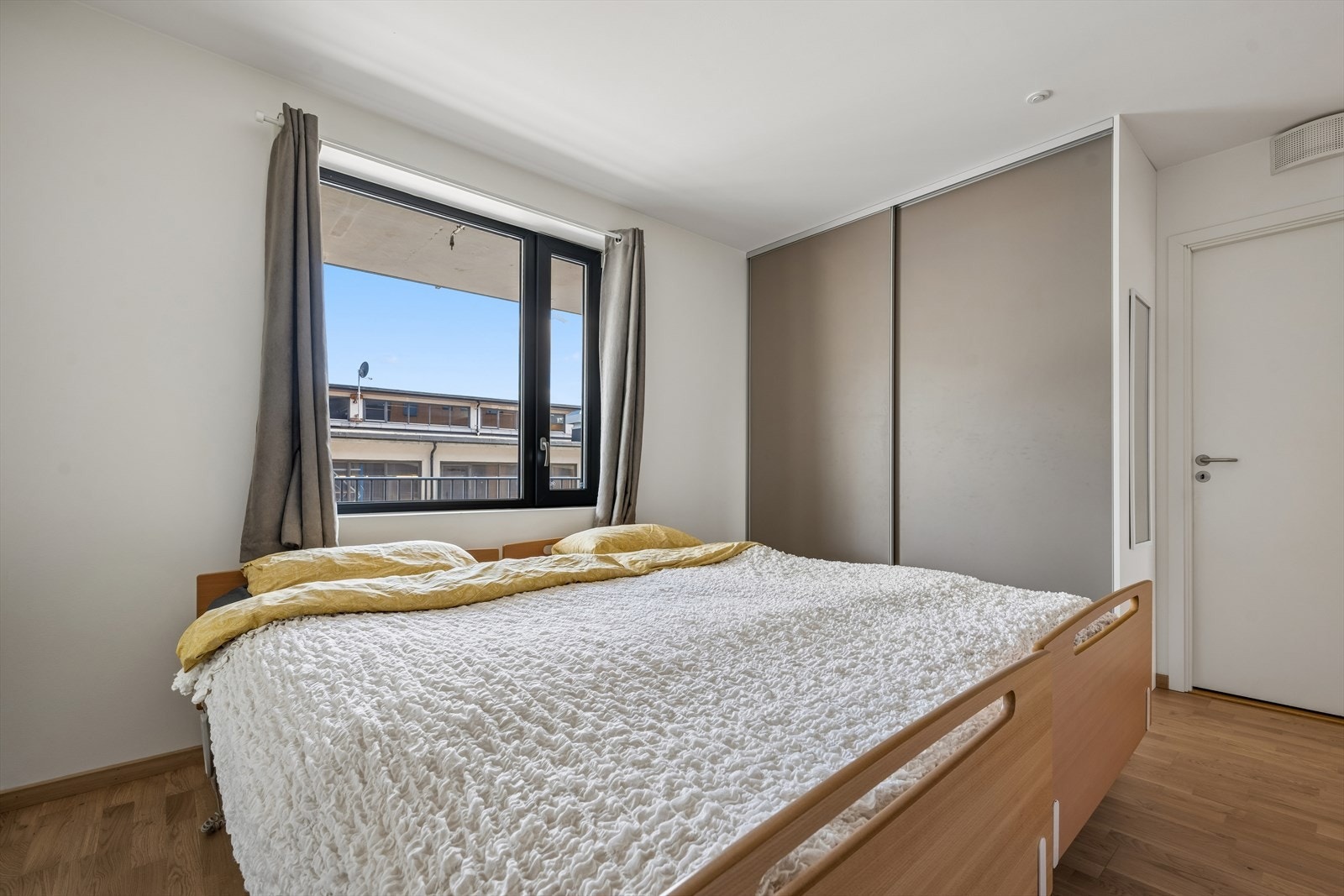Også her er det parkett på gulv og malte, slette vegger. Galleribilde