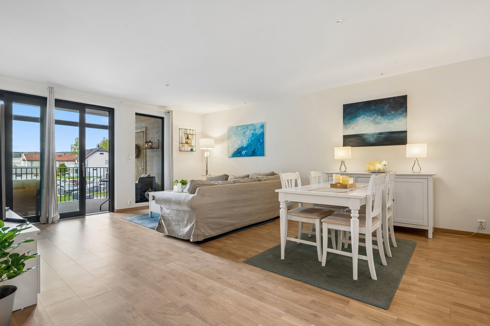 Stuen har god plass til både sofagruppe og spisebord, med gjennomgående parkett på gulvet. Galleribilde