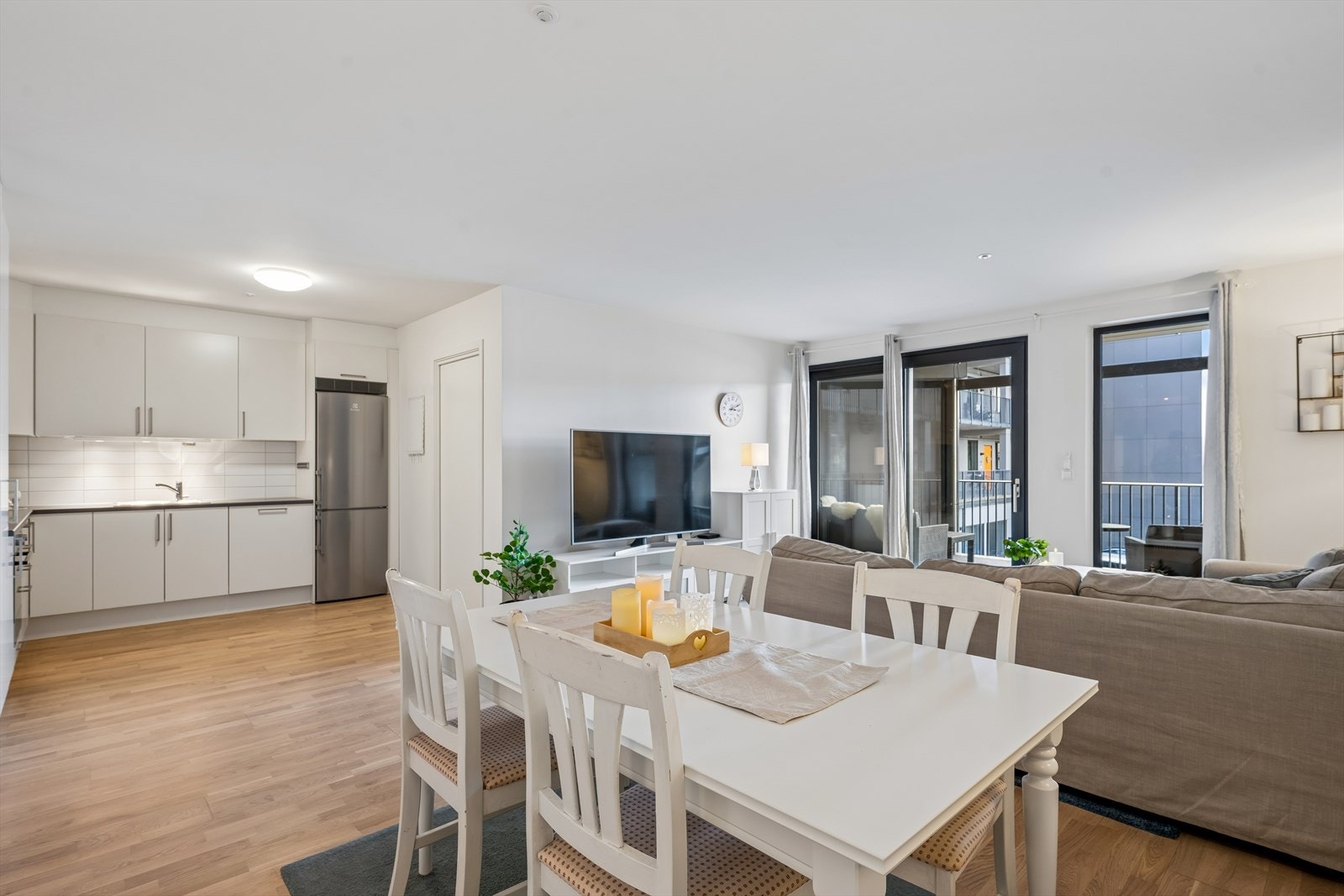Store vindusflater og skyvedør med 3-lags isolerglass slipper inn rikelig med dagslys. Galleribilde
