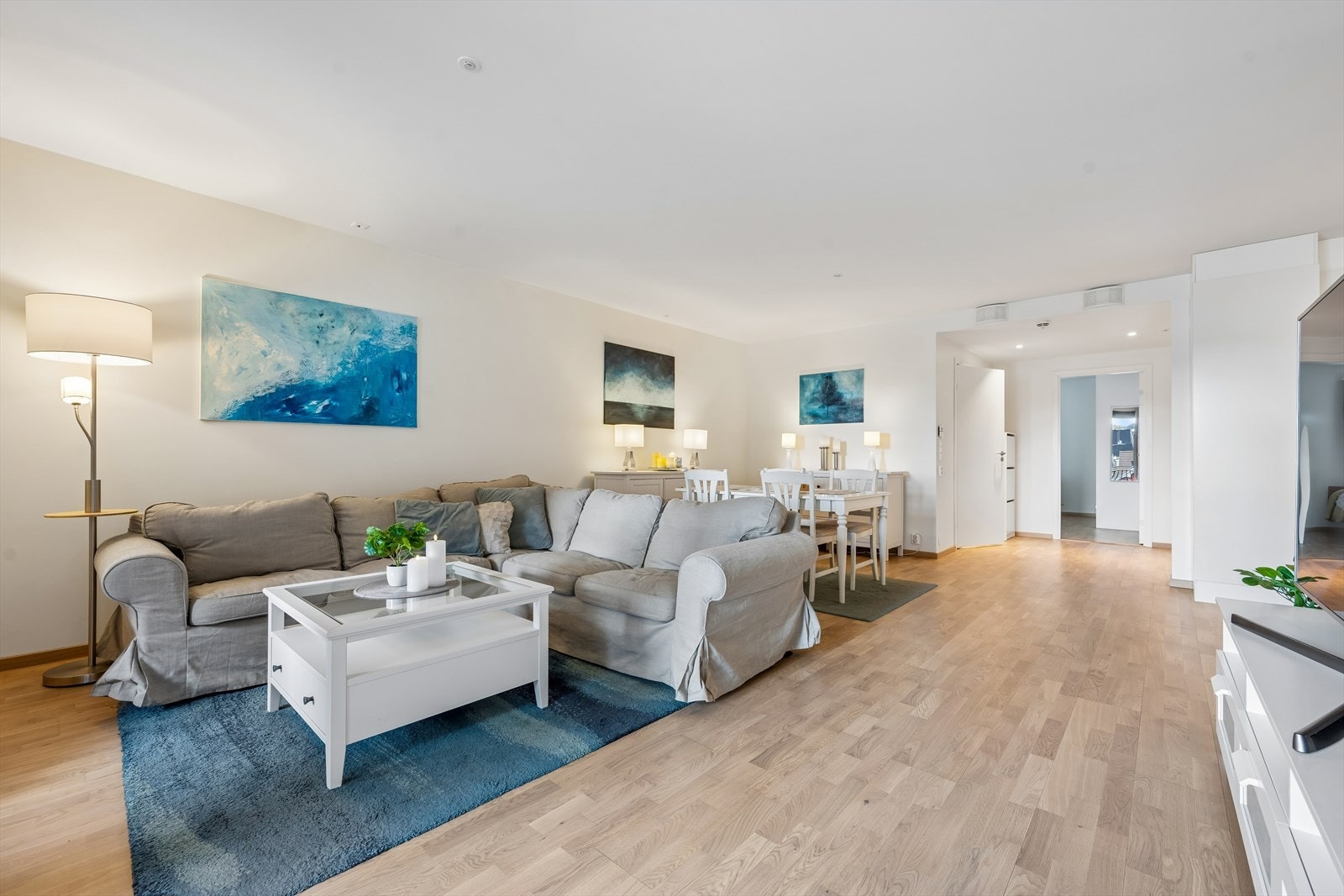 Leiligheten er fra 2019 og byr på gjennomgående god standard. Galleribilde