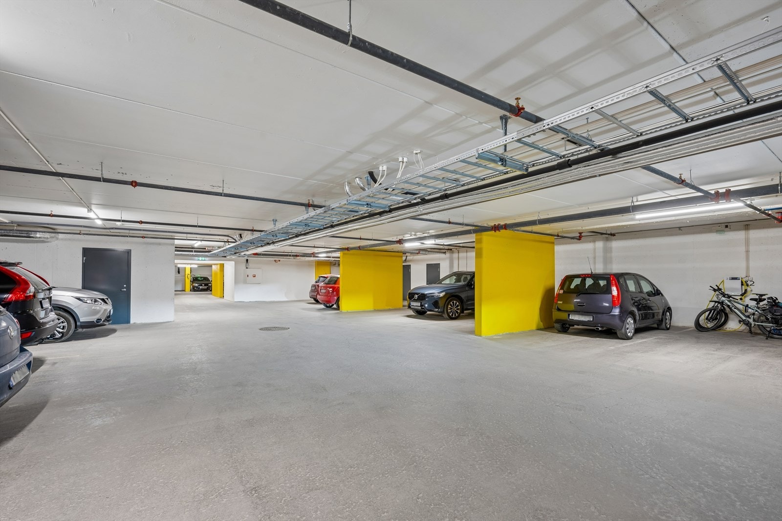 I felles garasjeanlegg medfølger en privat parkeringsplass med elbillader. Galleribilde