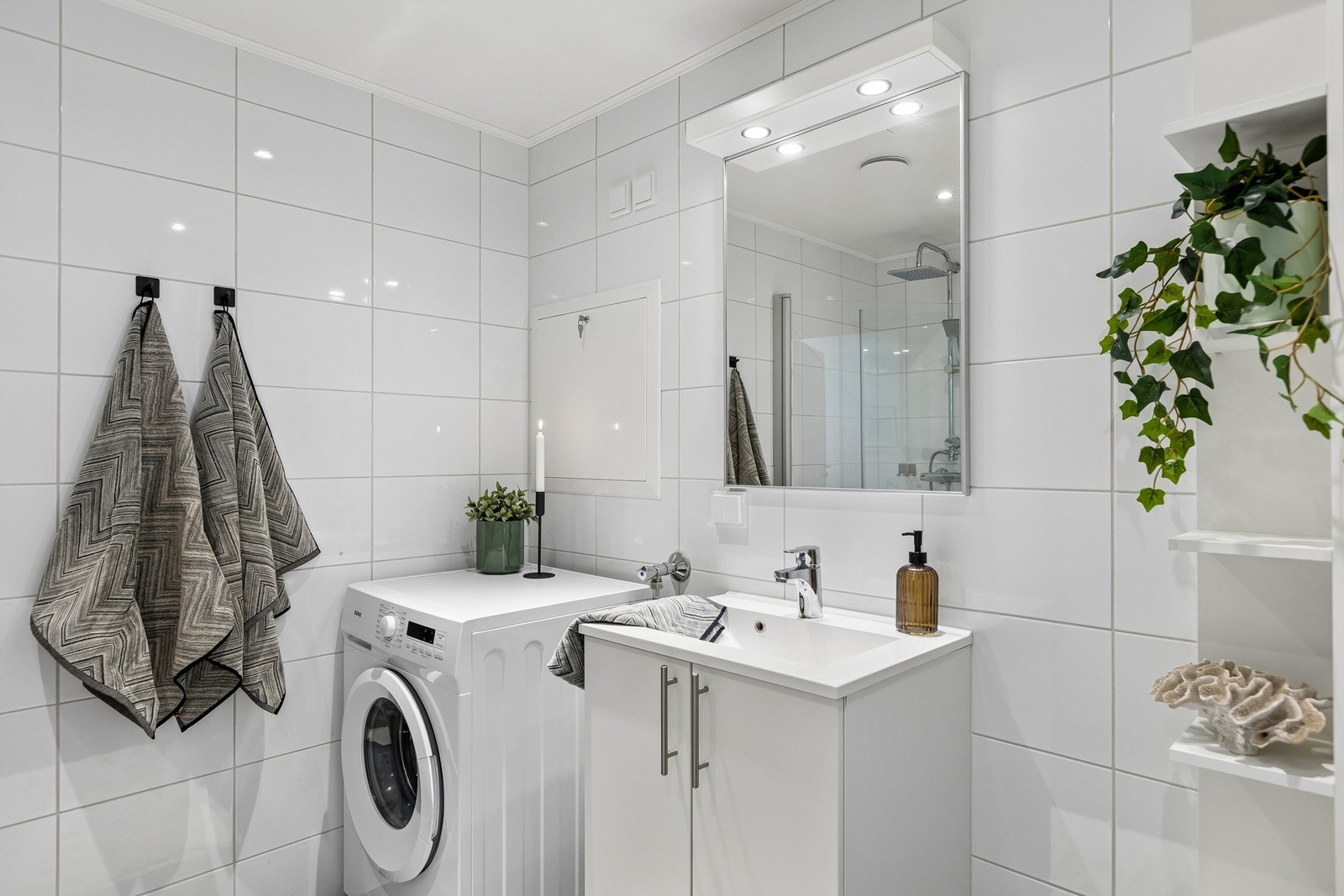 Her er det plass til vaskemaskin. Det er flis på vegger og gulv, og gulvvarme. Galleribilde
