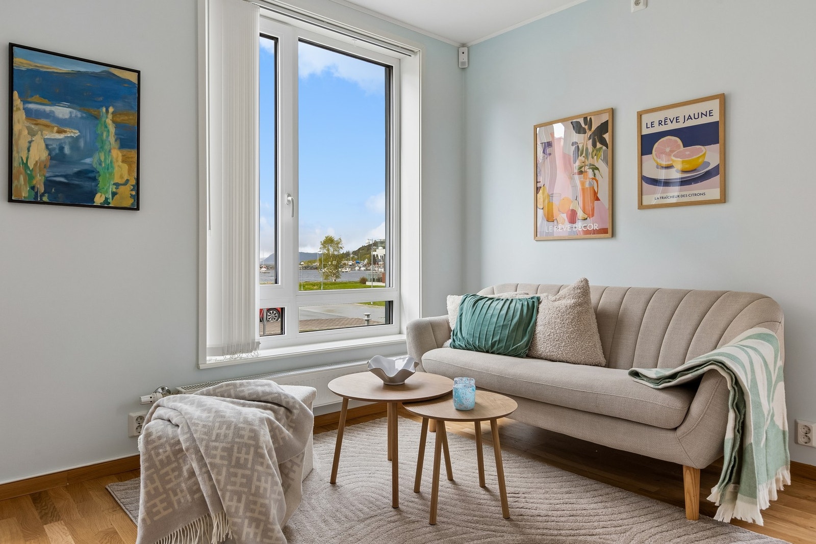 Stuen har en sosial planløsning som skaper naturlig plass til en spisegruppe. Galleribilde
