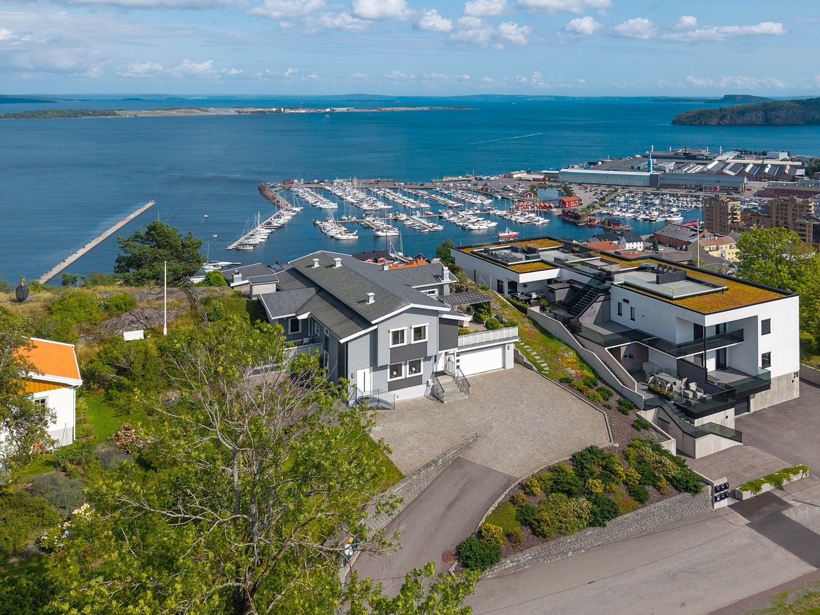 Eiendommen ligger i et naturskjønt og barnevennlig boligområde på Rove. Galleribilde