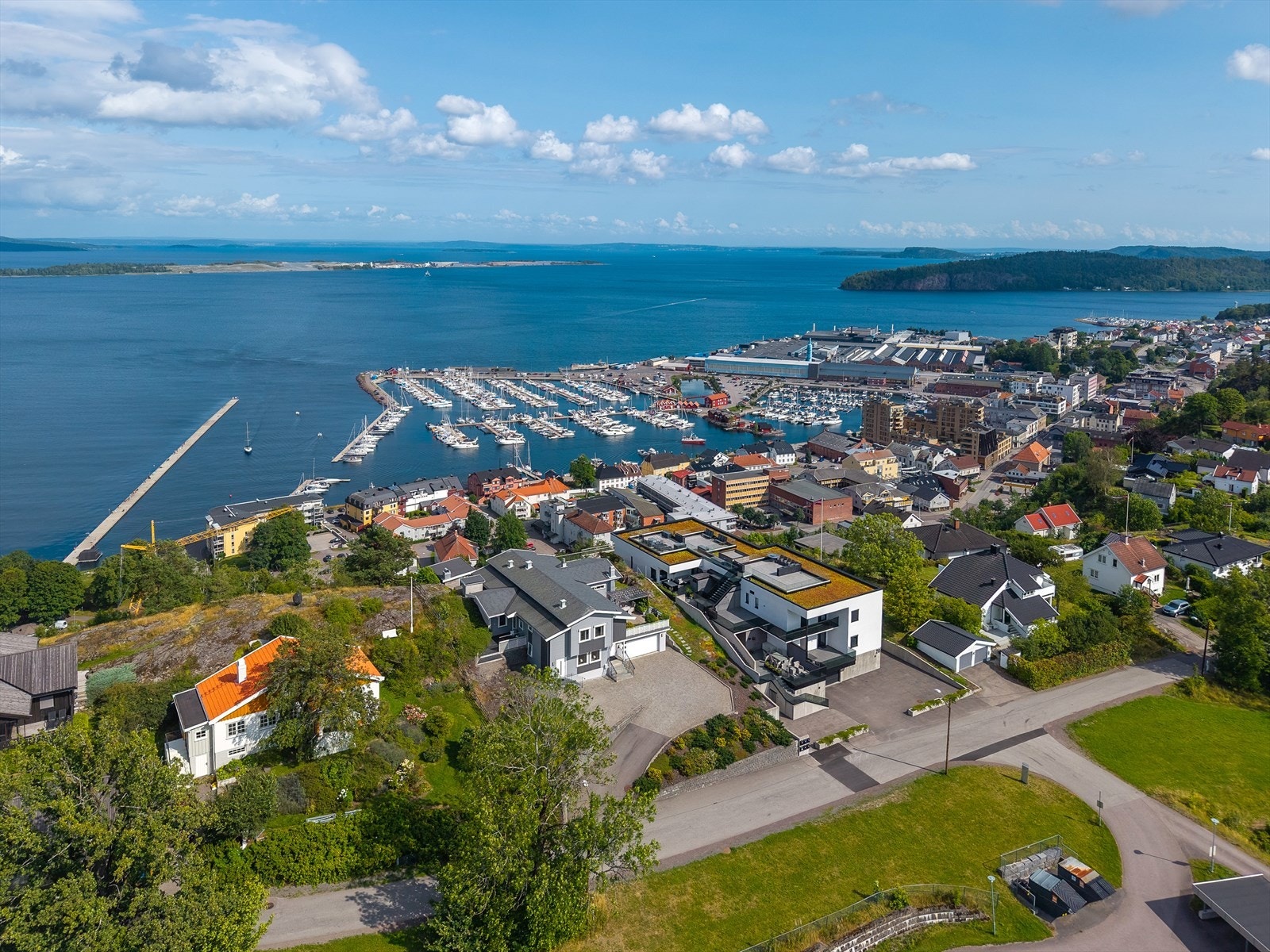 Fra eiendommen er det kun fire minutters gange til Holmestrand stasjon. Galleribilde
