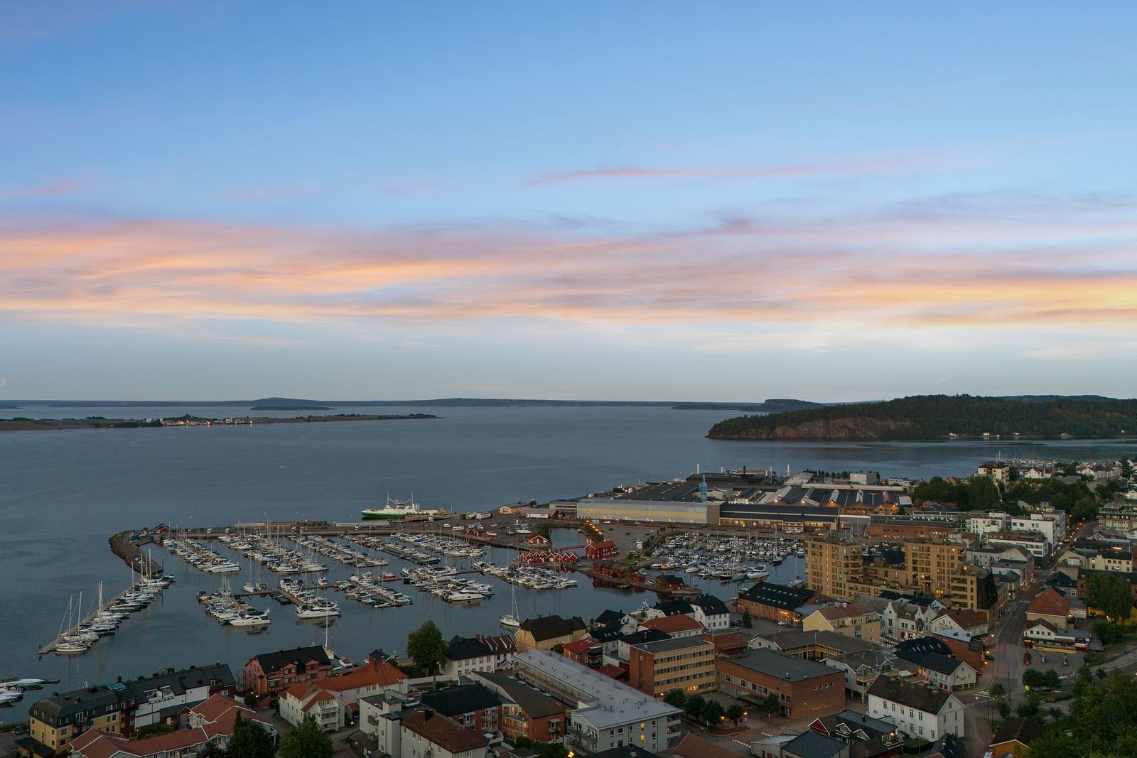 Holmestrand har et yrende sommerliv med restauranter og gode fiskemuligheter langs bryggene. Galleribilde