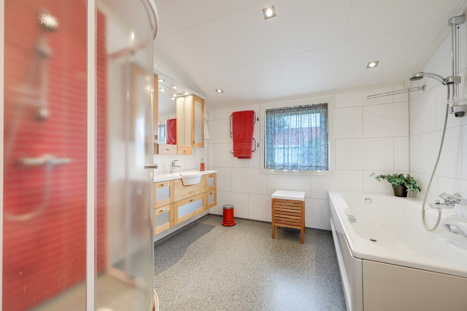 Det andre badet i hovedetasjen har både dusj og badekar, samt gulv med gulvvarme. Galleribilde