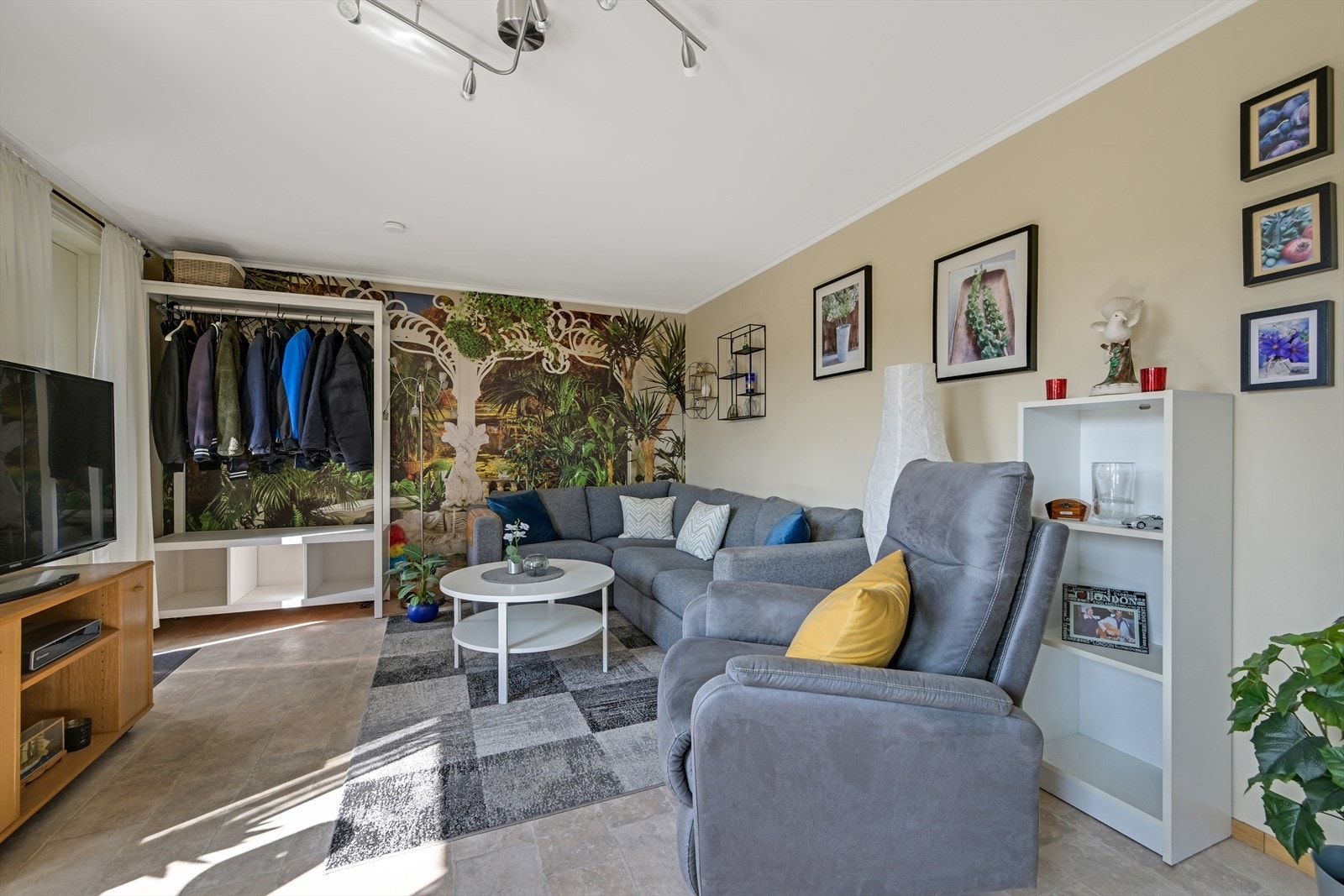 Stuedelen i hybelen har plass til en sofagruppe. Galleribilde