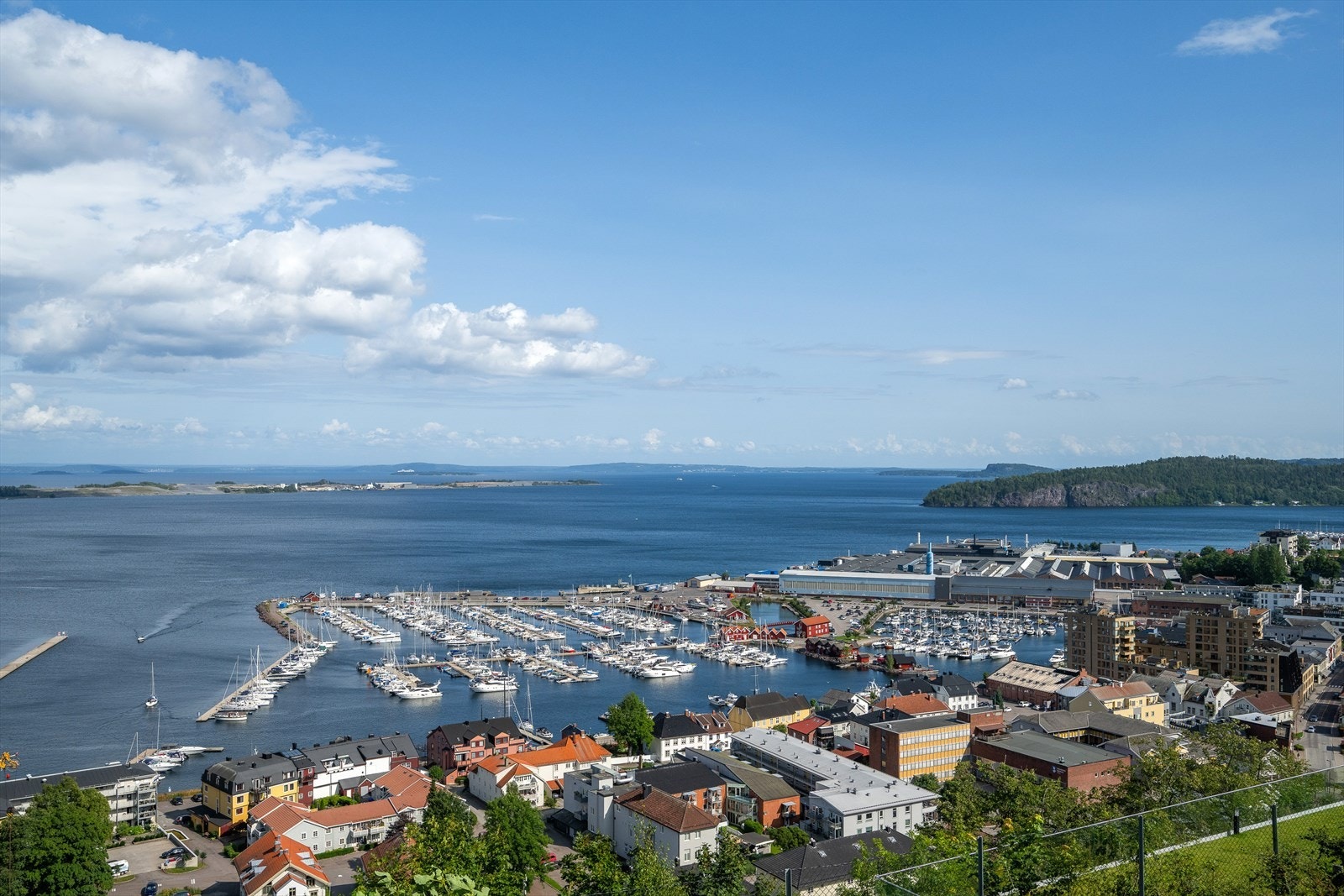 Nærbilde av båthavnen og sentrum. Galleribilde