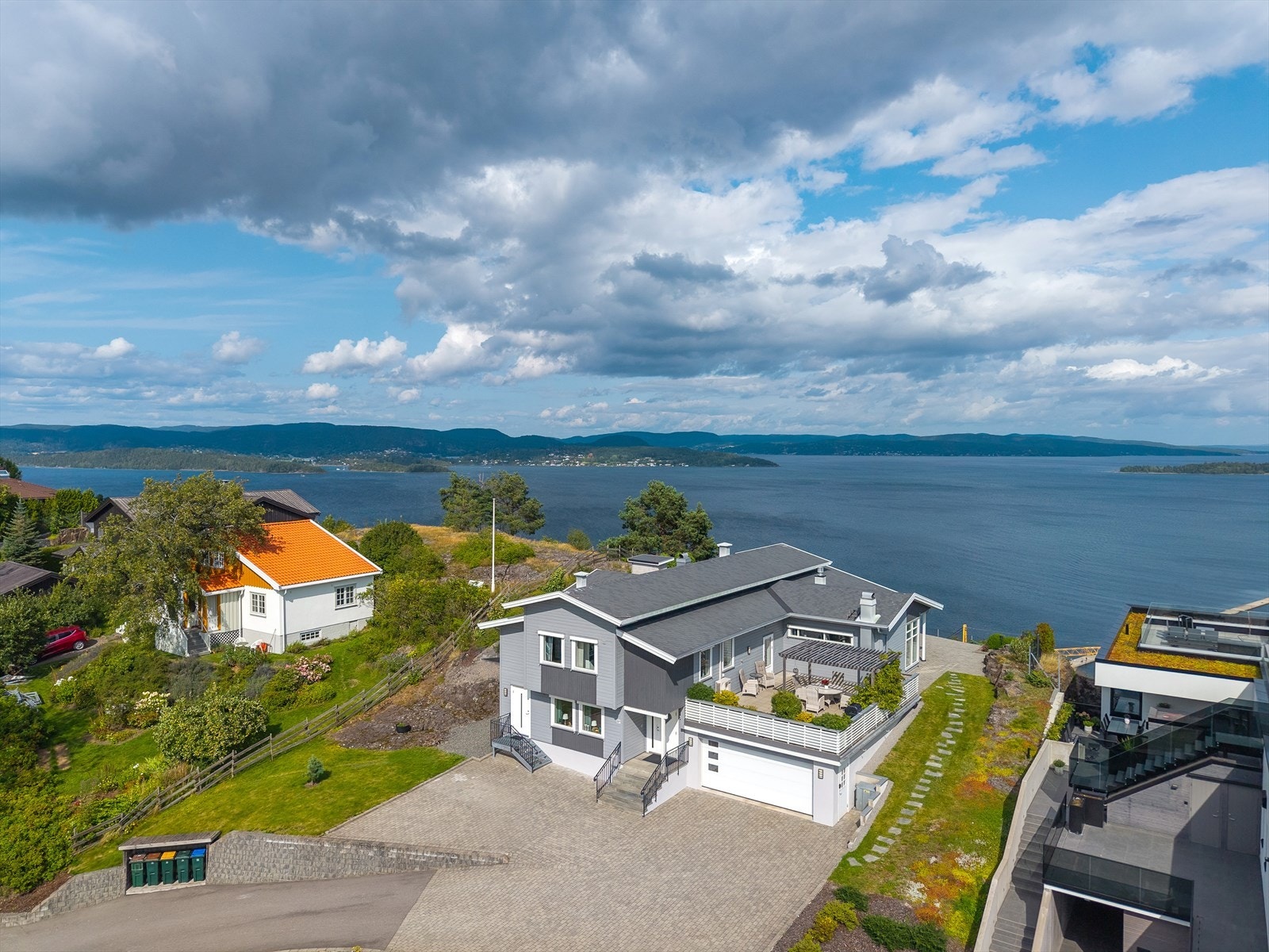 En sjelden mulighet til å sikre seg en stor familiebolig med en av Holmestrands beste beliggenheter. Galleribilde