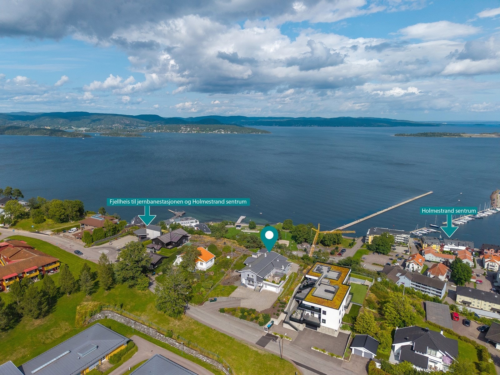 Eiendommen har en sentral og attraktiv plassering med kort vei til Holmestrand sentrum og Fjellheis. Galleribilde