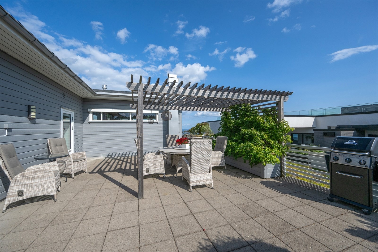 God plass til utemøbler og grill. Galleribilde