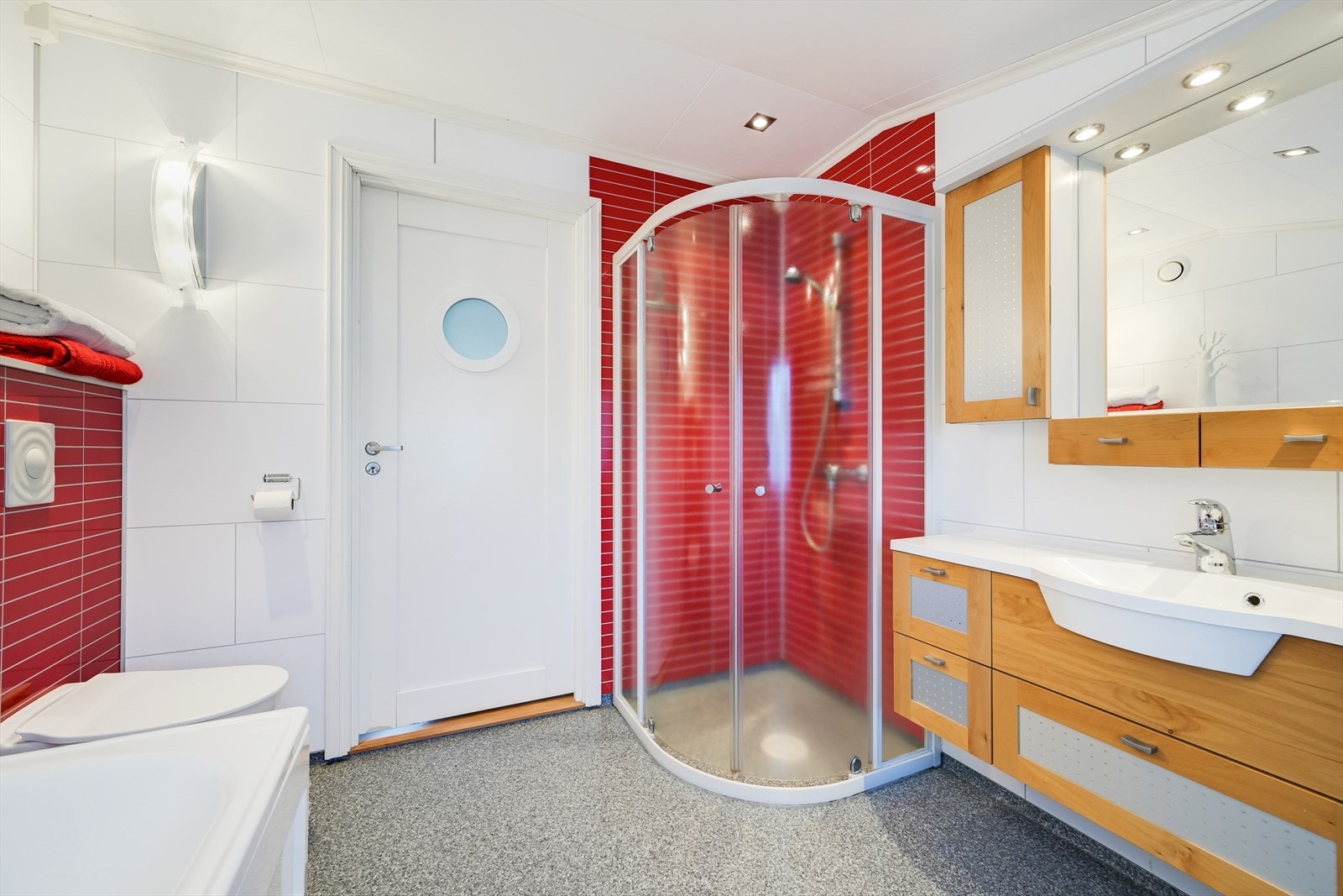 Badet har baderomsplater på veggene og vinylbelegg på gulvet. Galleribilde