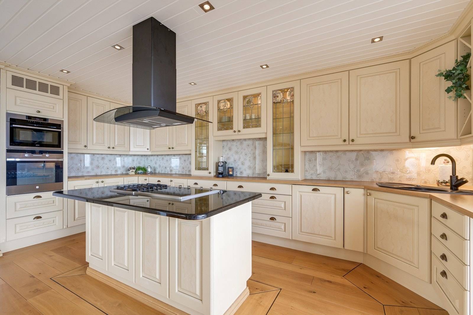 Rikelig med skap- og benkeplass, samt et praktisk kjølerom i direkte tilknytning til kjøkkenet. Galleribilde