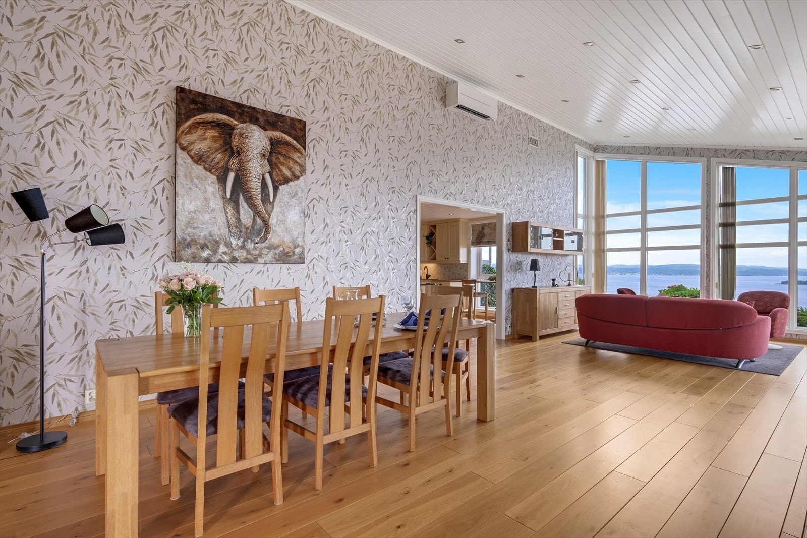 Spisestuen har god plass til langbord og er et naturlig samlingspunkt mellom kjøkken og stue. Galleribilde