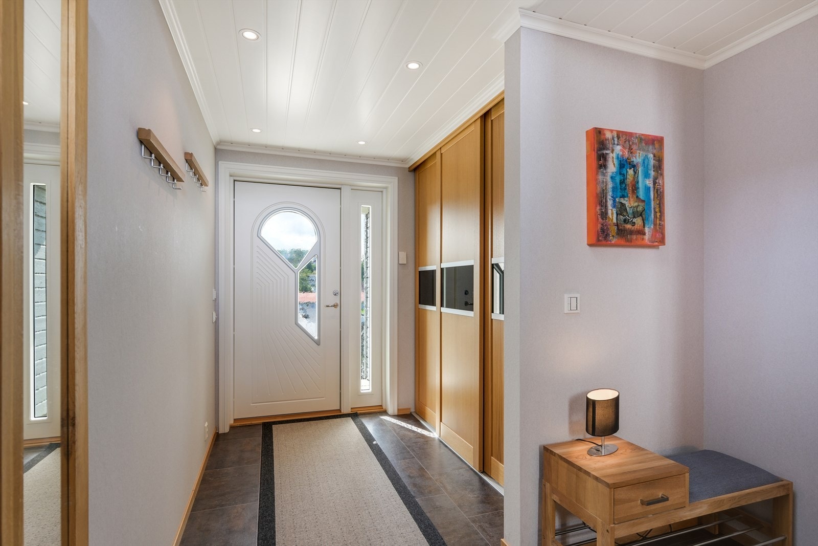 Romslig hall med god garderobeplass. Galleribilde