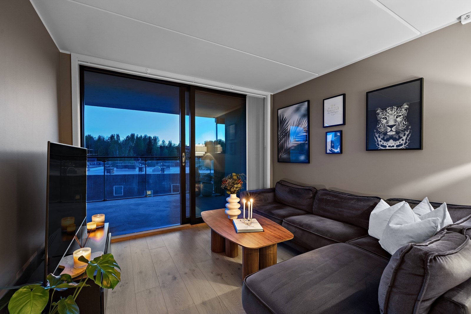 Store vindusflater og heve/skyvedør i 3-lags isolerglass gir rikelig med lys og direkte tilgang til uteplassen. Galleribilde