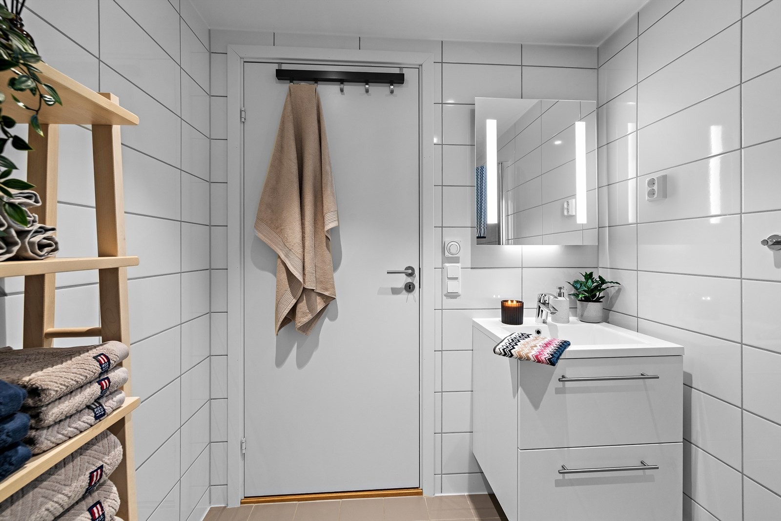 Badet har servantinnredning med heldekkende servanttopp og speilskap med belysning. Det er vannbåren gulvvarme. Galleribilde