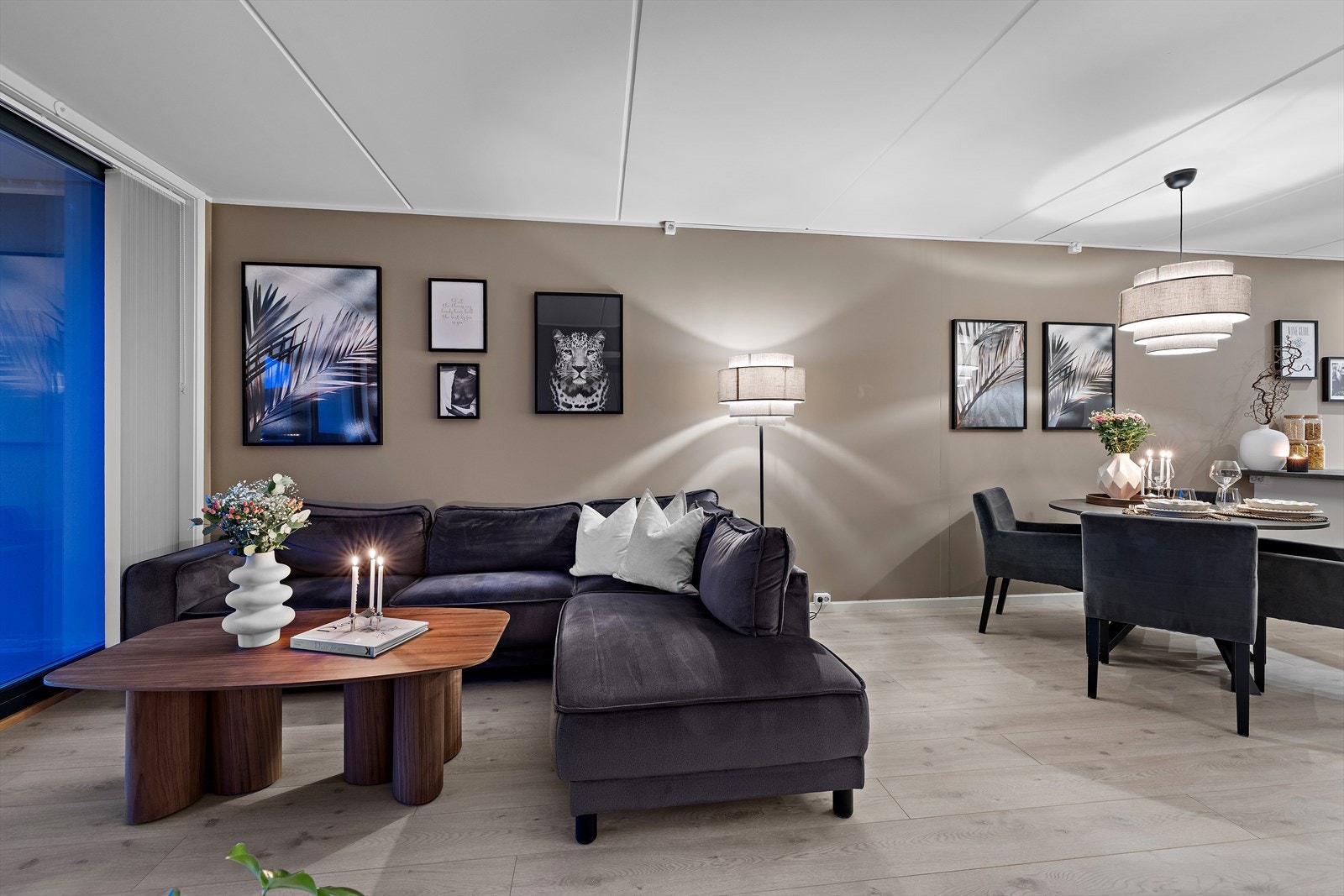 Stuen har god plass til en romslig sofagruppe og møbleres enkelt etter eget ønske. Galleribilde