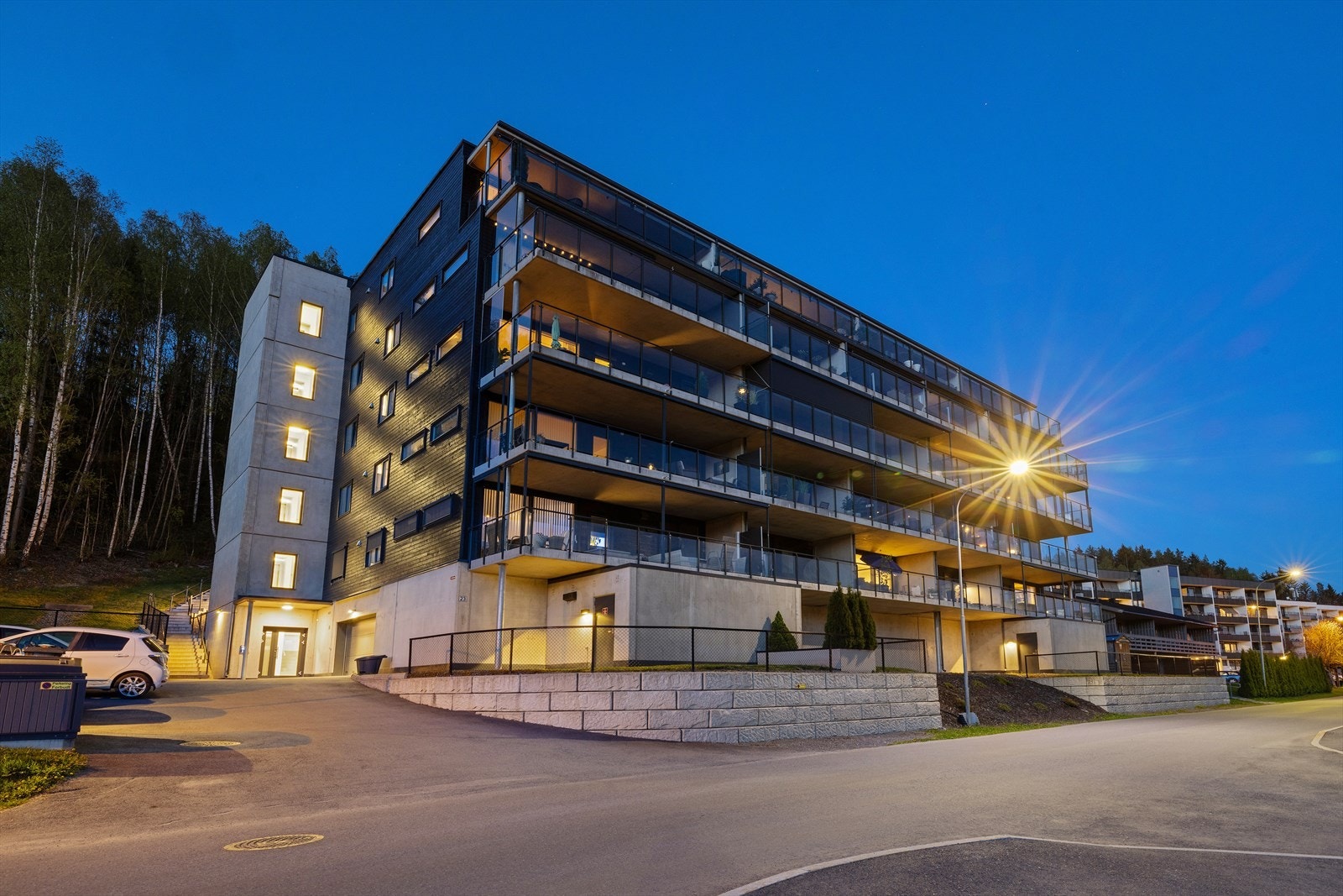 Bygget har en moderne fasade og området er pent opparbeidet. Galleribilde