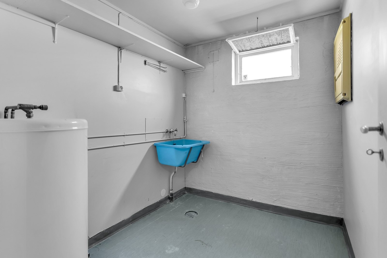 Vaskerommet er praktisk utformet med utslagsvask og opplegg for vaskemaskin, noe som gjør det ideelt for å håndtere hverdagens klesvask på en enkel og effektiv måte. Galleribilde