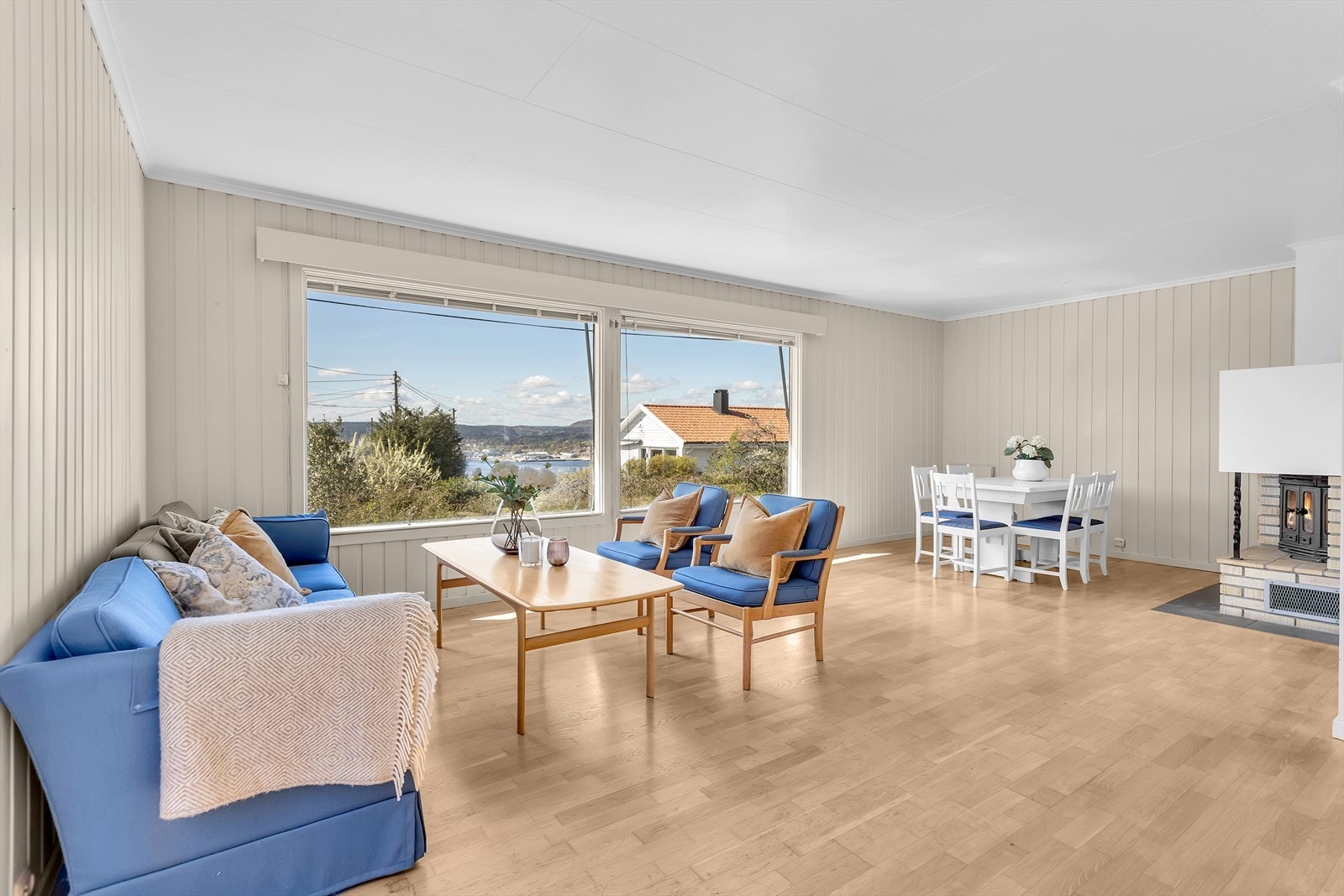 Store vindusflater slipper inn rikelig med naturlig lys og skaper en innbydende og behagelig atmosfære. Galleribilde