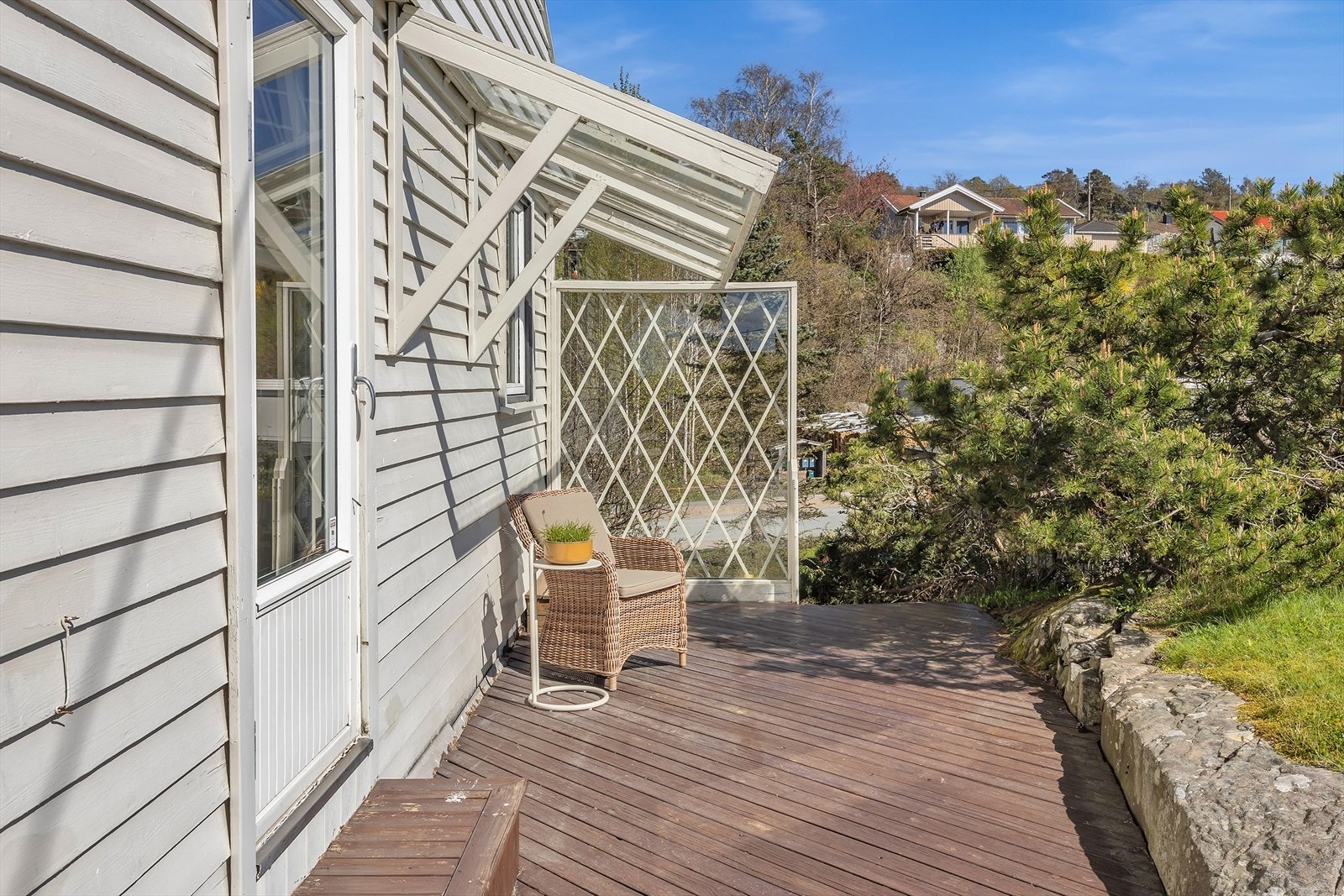 Fra stuen er det direkte utgang til en koselig terrasse som også har tilgang til hagearealet. Galleribilde