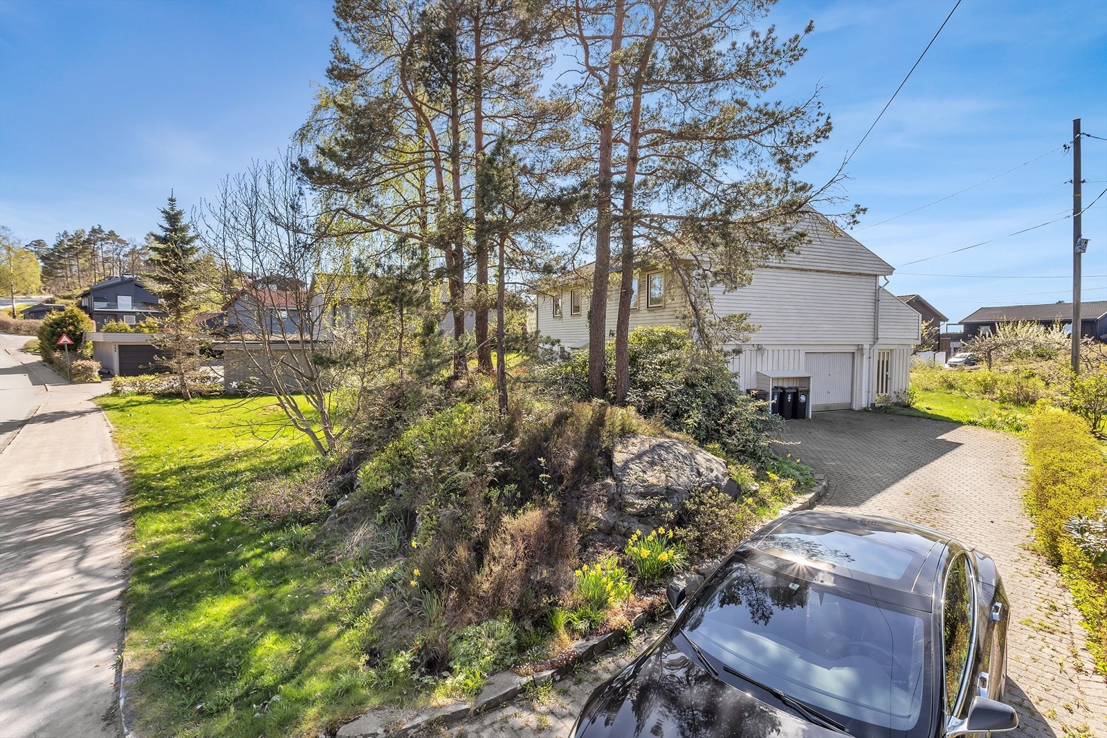 Gårdsplass med belegningsstein og adkomst til garasje. Galleribilde