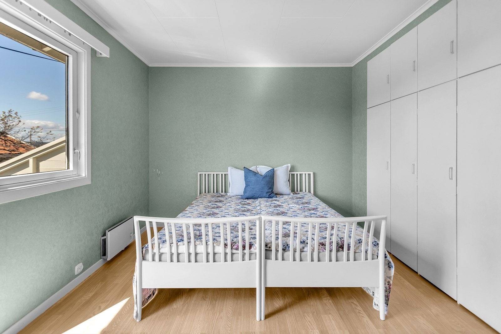 Etasjen rommer tre soverom, alle med plass til seng og garderobeløsning, noe som gir fleksible og praktiske innredningsmuligheter. Galleribilde