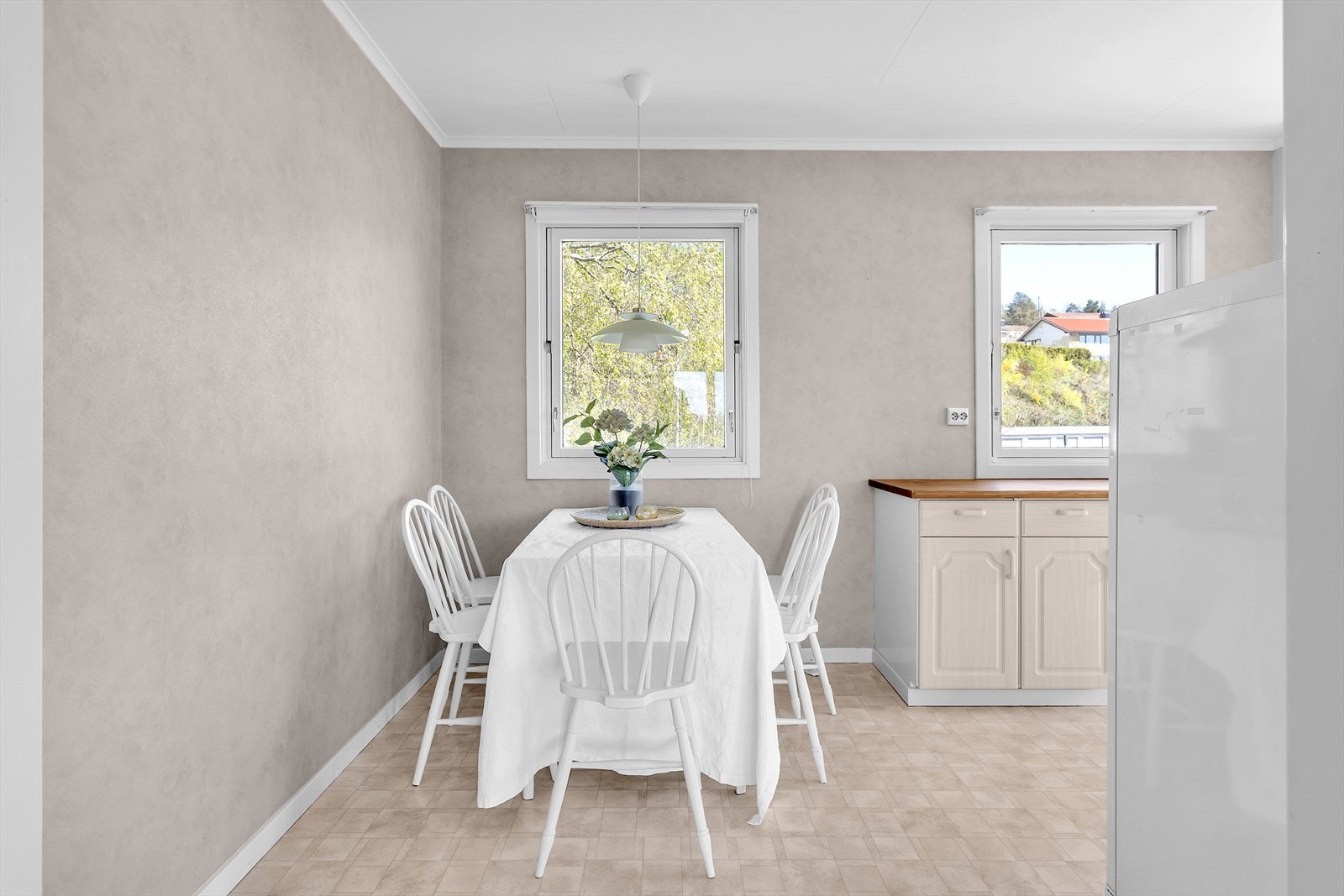 Det er plass til et spisebord på kjøkkenet, hvor familien kan samles for hyggelige måltider og gode samtaler. Galleribilde