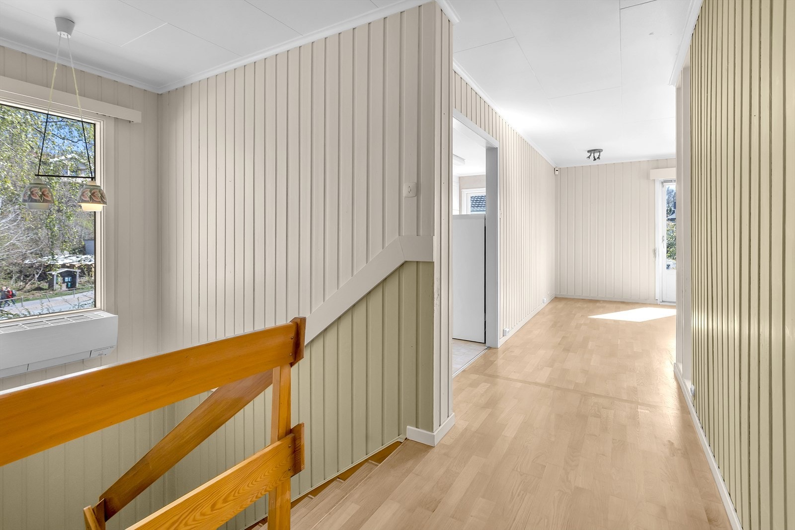 Gang i første etasje som binder sammen rommene. Varmepumpen fra 2014 er plassert i trappeløpet. Galleribilde