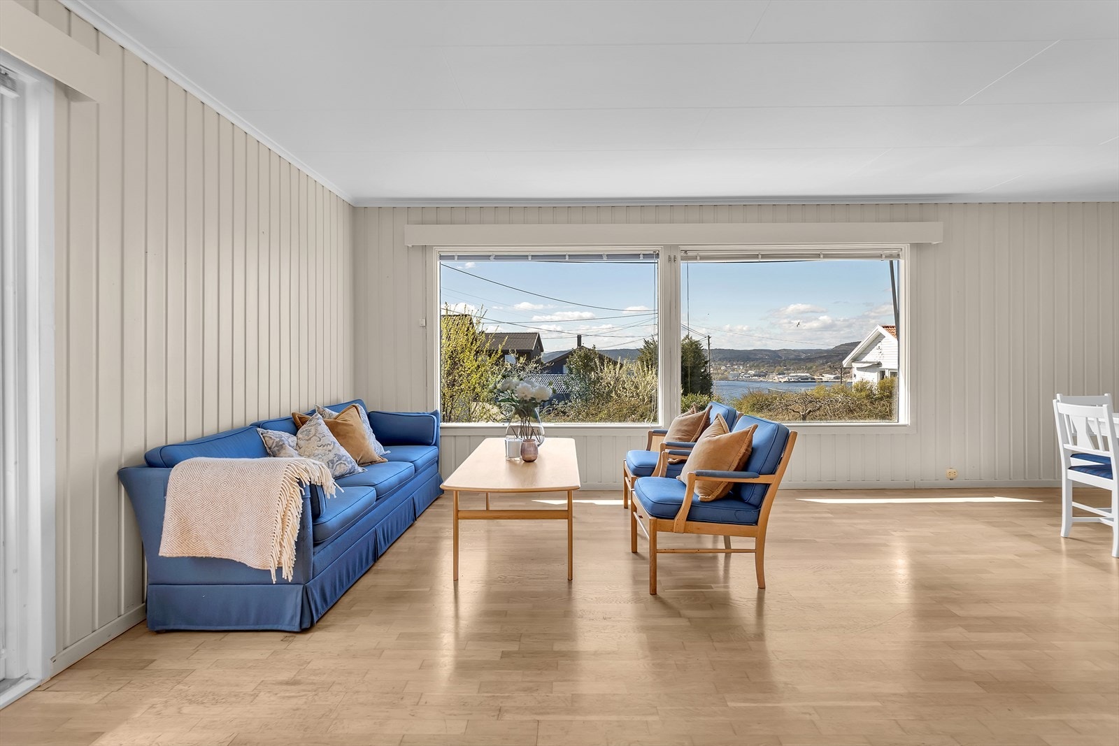 Stuen har et gjennomtenkt moderne fargevalg og byr på rikelig med plass til både salong og spisestuemøblement, naturlig delt inn i separate soner. Galleribilde