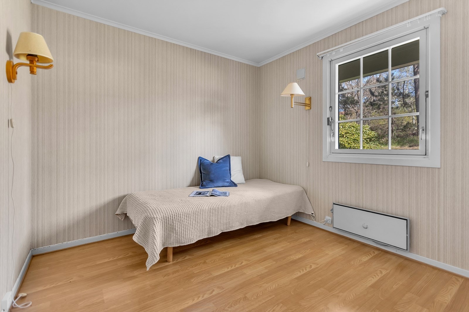 Soverom nr 4 som ligger i underetasjen har en god størrelse med plass til både seng og garderobeløsning. Her kan du enkelt skape et personlig og komfortabelt rom som passer dine behov. Galleribilde