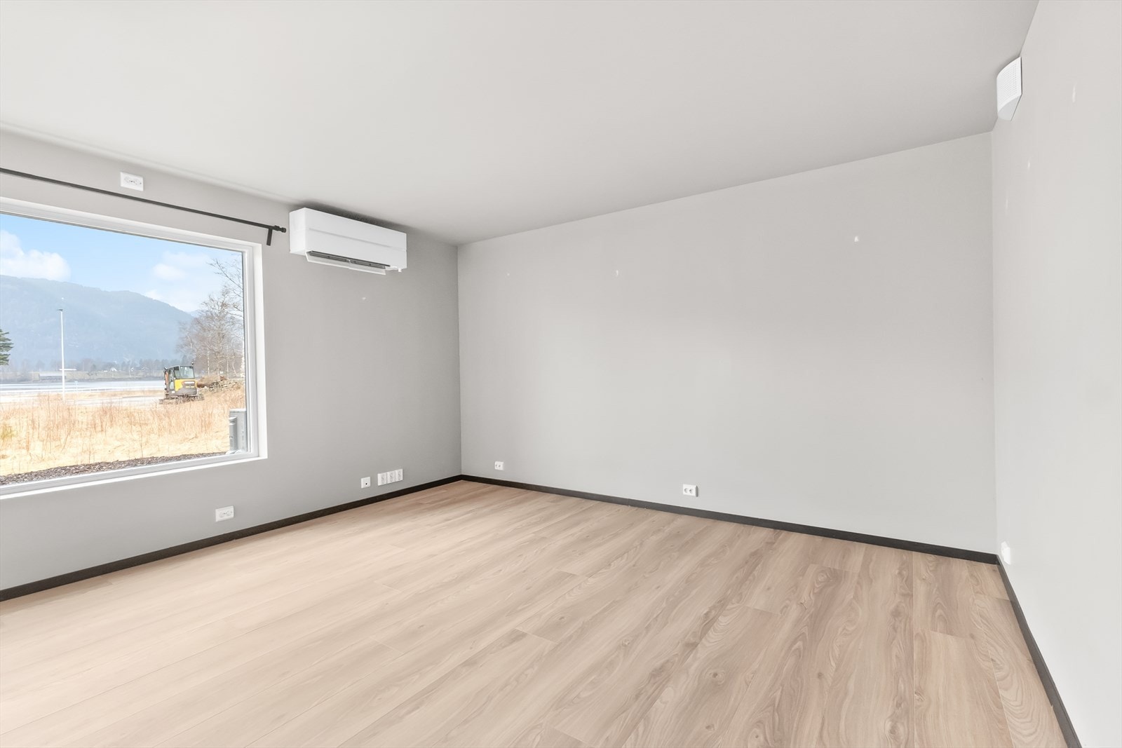 Romslig stue med varmepumpe. Galleribilde