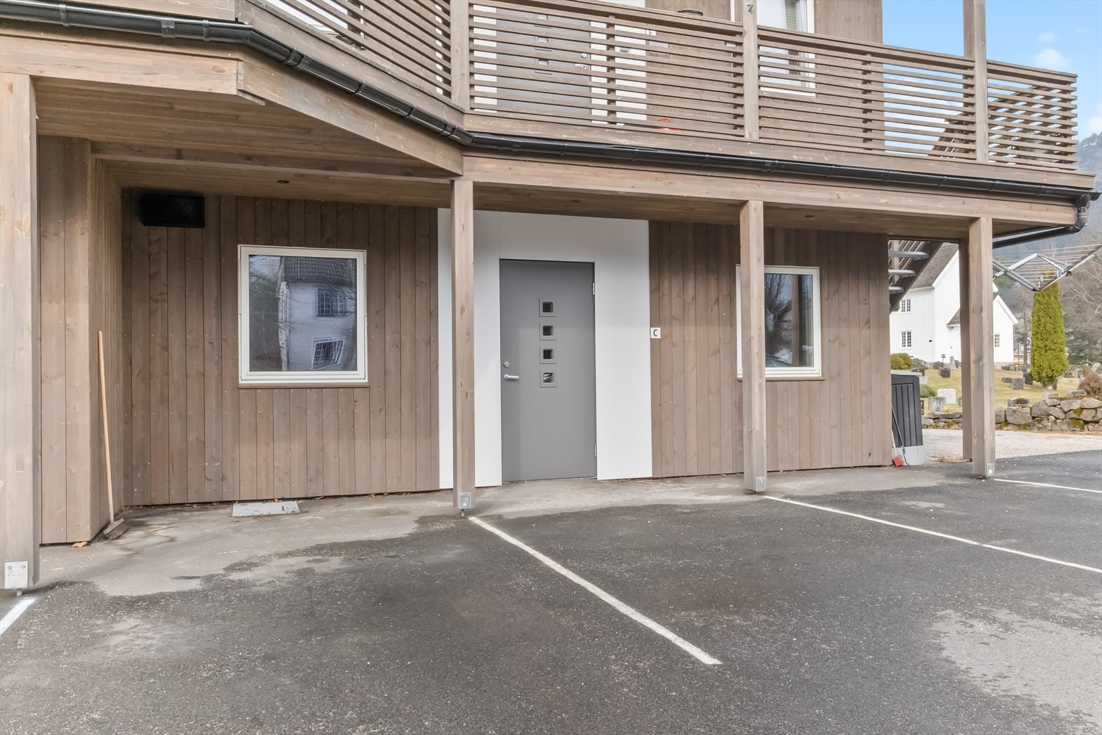 Leiligheten ligger på enden i første etasje. Galleribilde