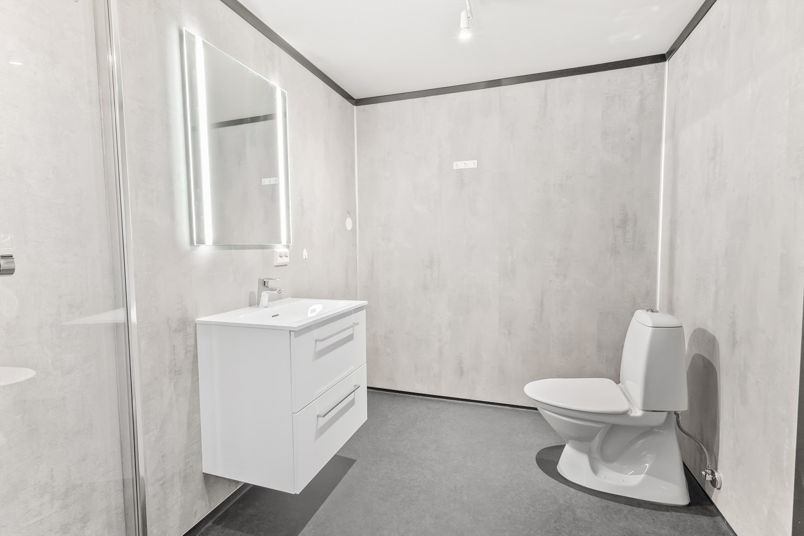 Badet inneholder servant, toalett og dusj. Galleribilde