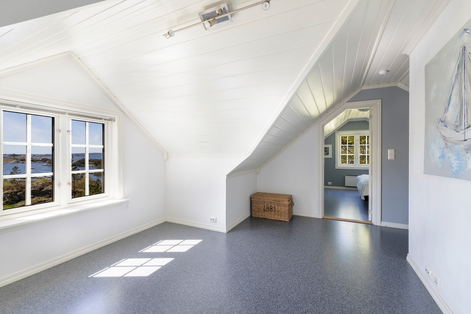 Loftsetasjen er innredet med loftstue, to soverom og bad. Galleribilde