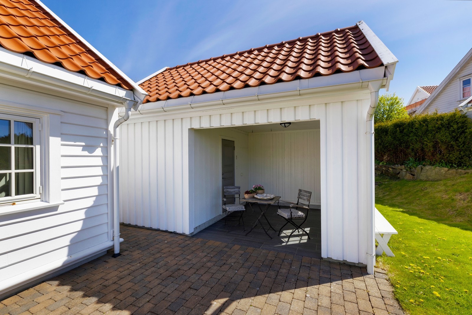 Solhuset består delvis av hagestue og delvis av redskapsbod. Galleribilde