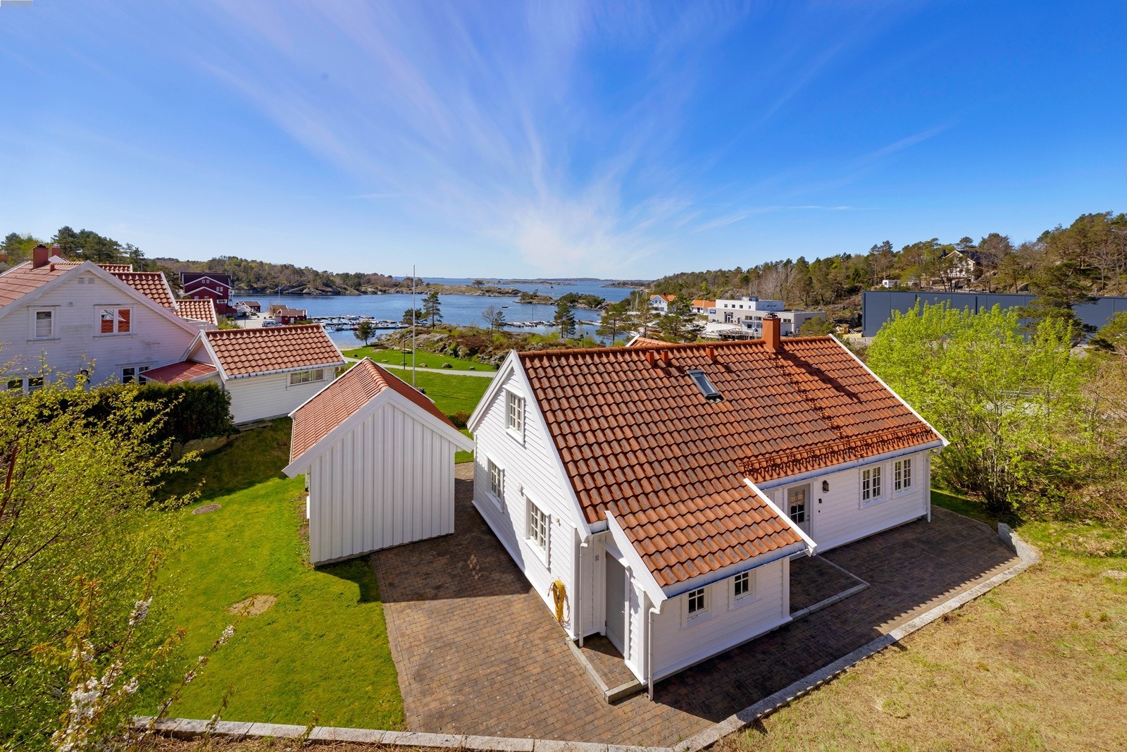 Eiendommens tomt er på i overkant av 1 000kvm og framstår som pent opparbeidet. Galleribilde