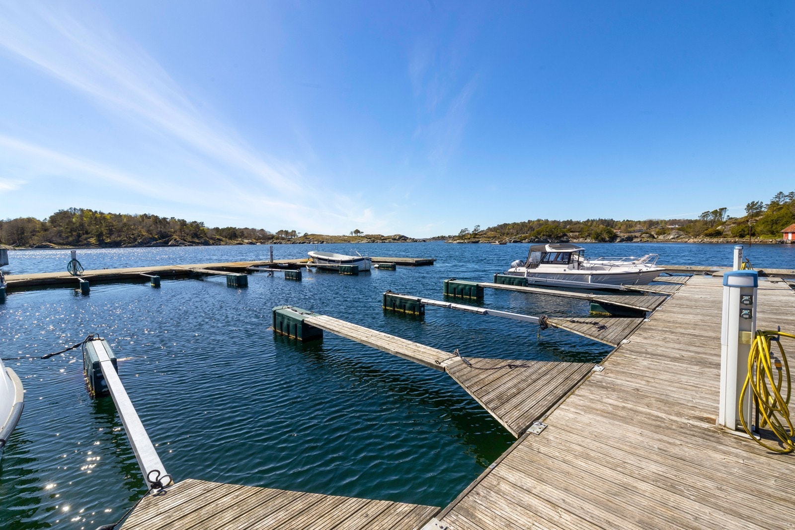 Med hytten følger båtplass ved felles bryggeanlegg. Båtplassen er merket nr. 18. Galleribilde