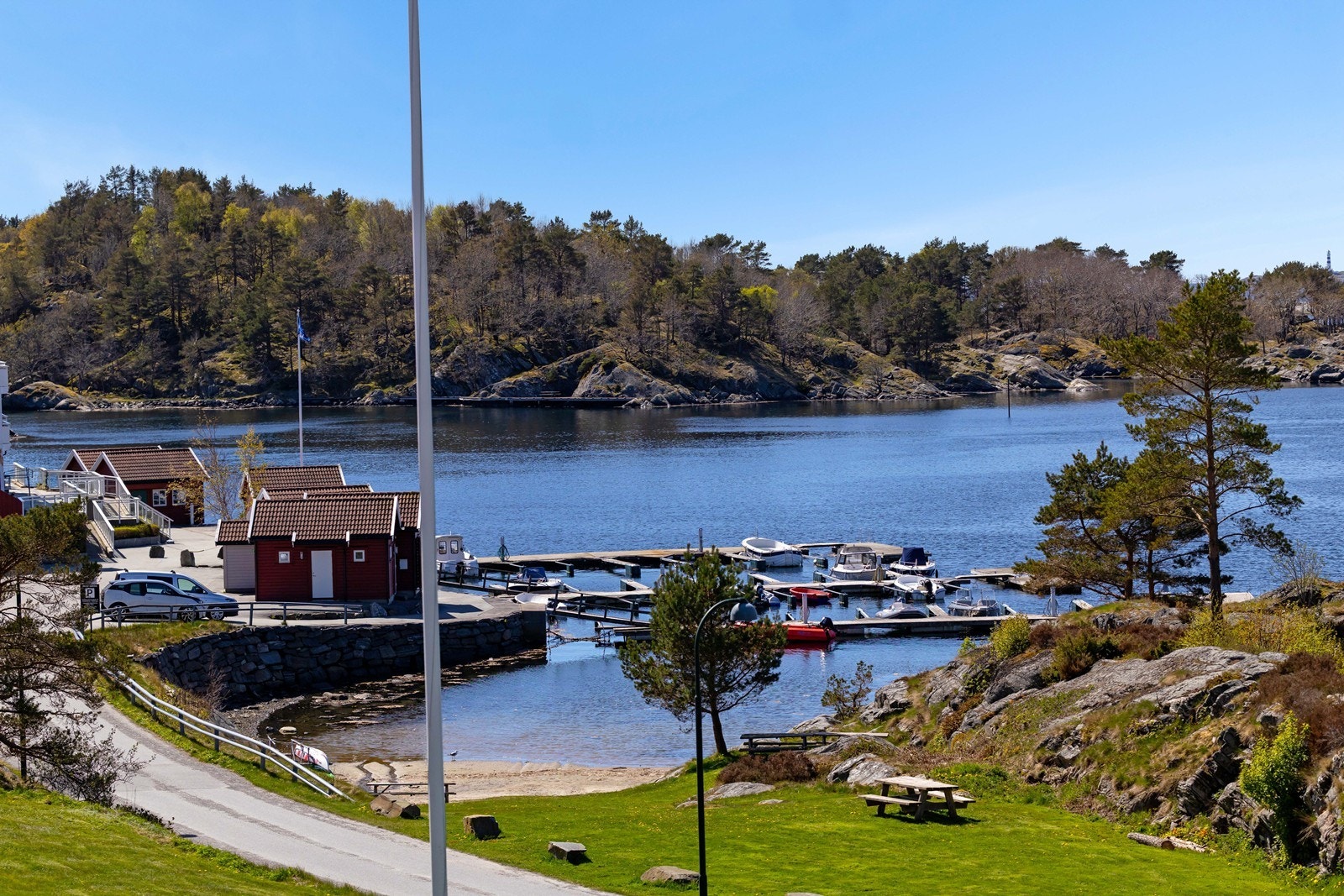 Sandstrand og båtplass ligger like ved. Galleribilde