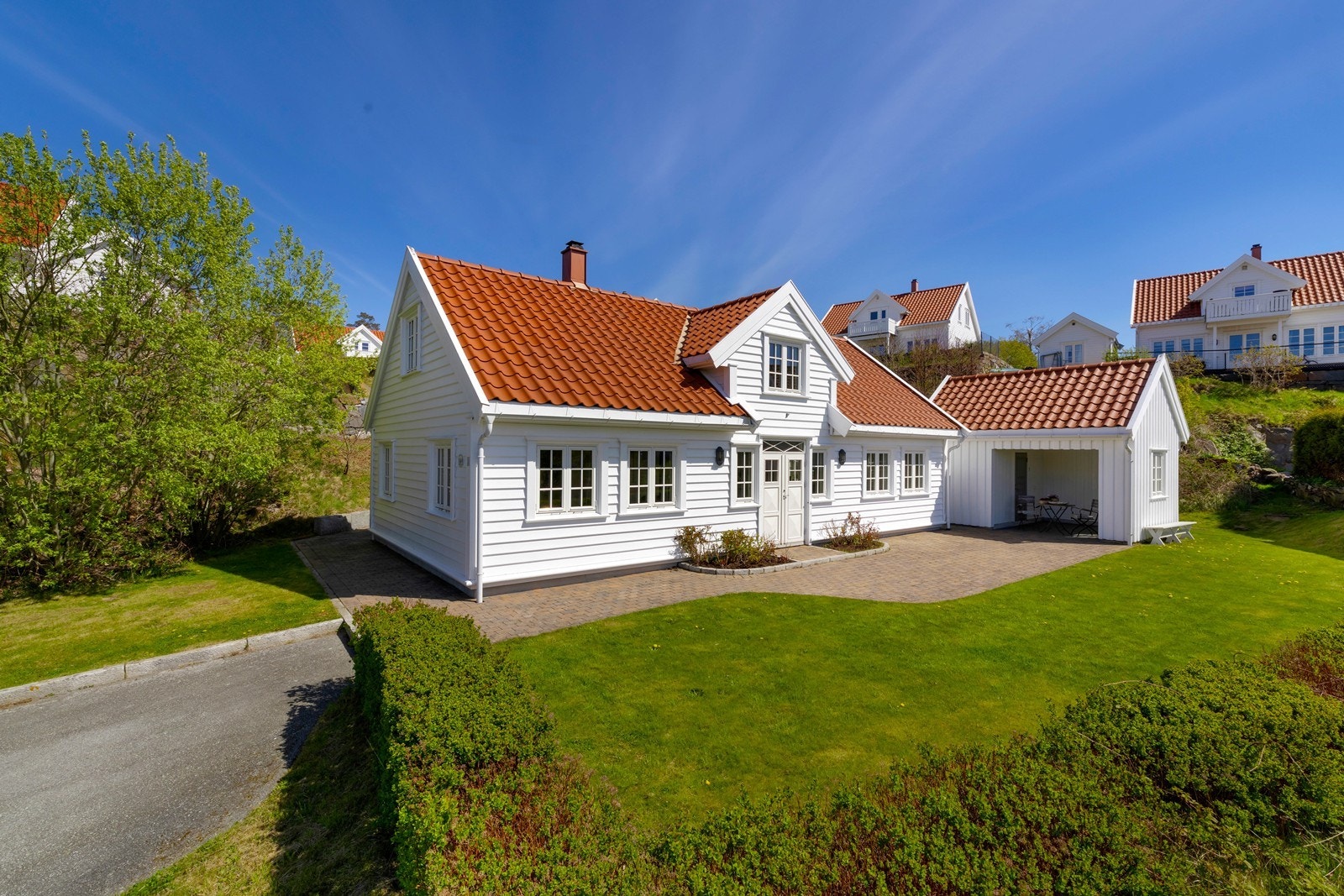 Dette er en pen og velholdt hytte i skipperhus-stil med solhus. Galleribilde