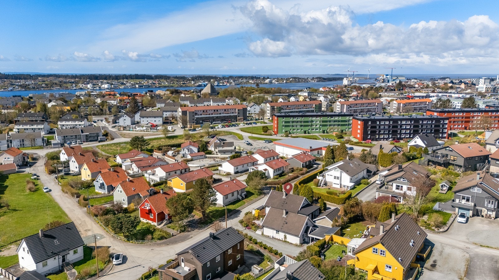 Eiendommen ligger i et populært og barnevennlig område med kort vei til skoler, barnehager, dagligvare, legesenter, apotek og tannlege. Det er også kort avstand til Haugesund sentrum, samt busstopp med gode bussforbindelser i umiddelbar nærhet. Galleribilde