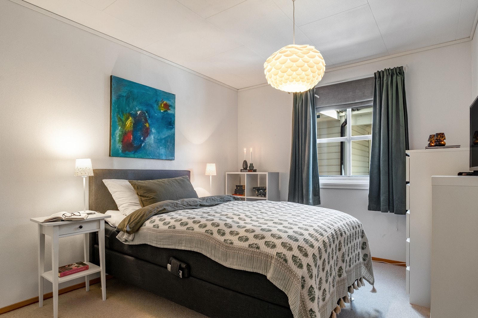 Soverom av god størrelse innredet i lyse farger og med diverse møblement. Galleribilde