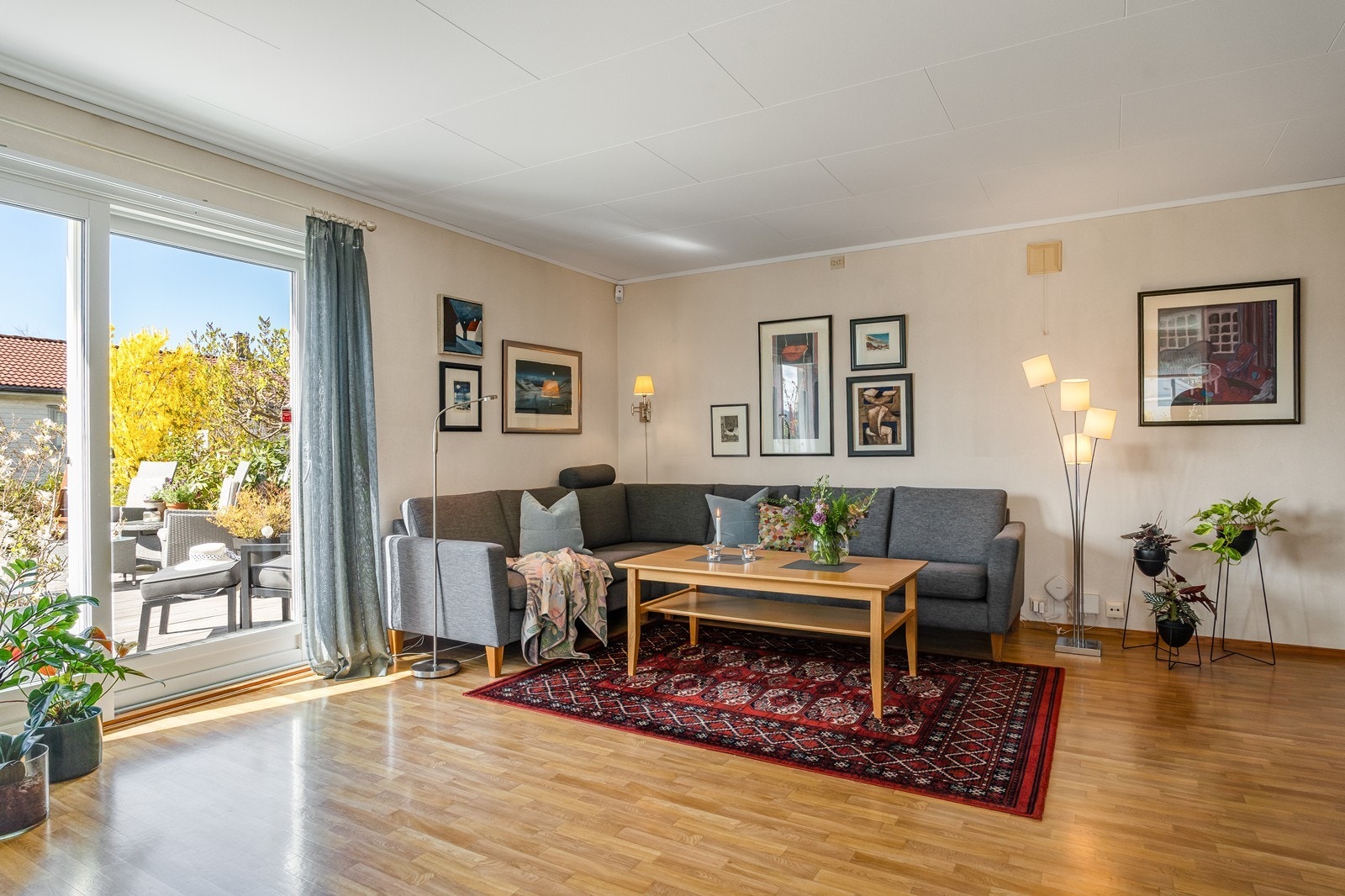 Lys og luftig stue med store vindusflater som slipper inn rikelig med lys. Galleribilde