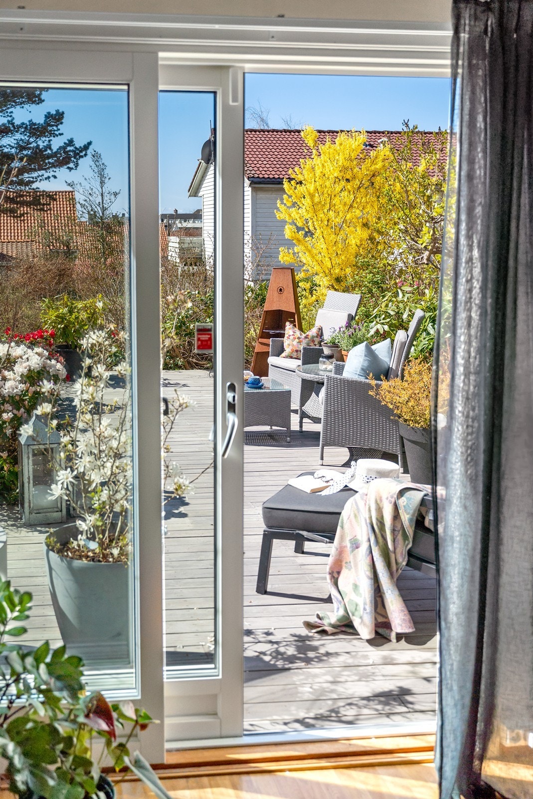 På fine dager fungerer denne oasen som en naturlig forlengelse av oppholdsrommet. Galleribilde