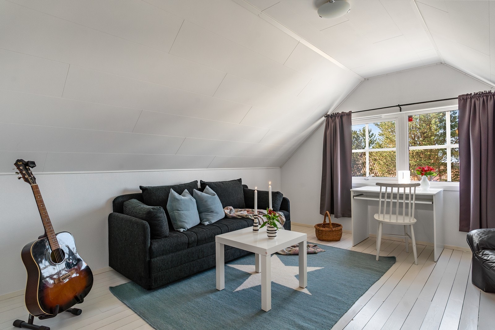 Soverom av svært god størrelse innredet med både sofa og seng. Galleribilde